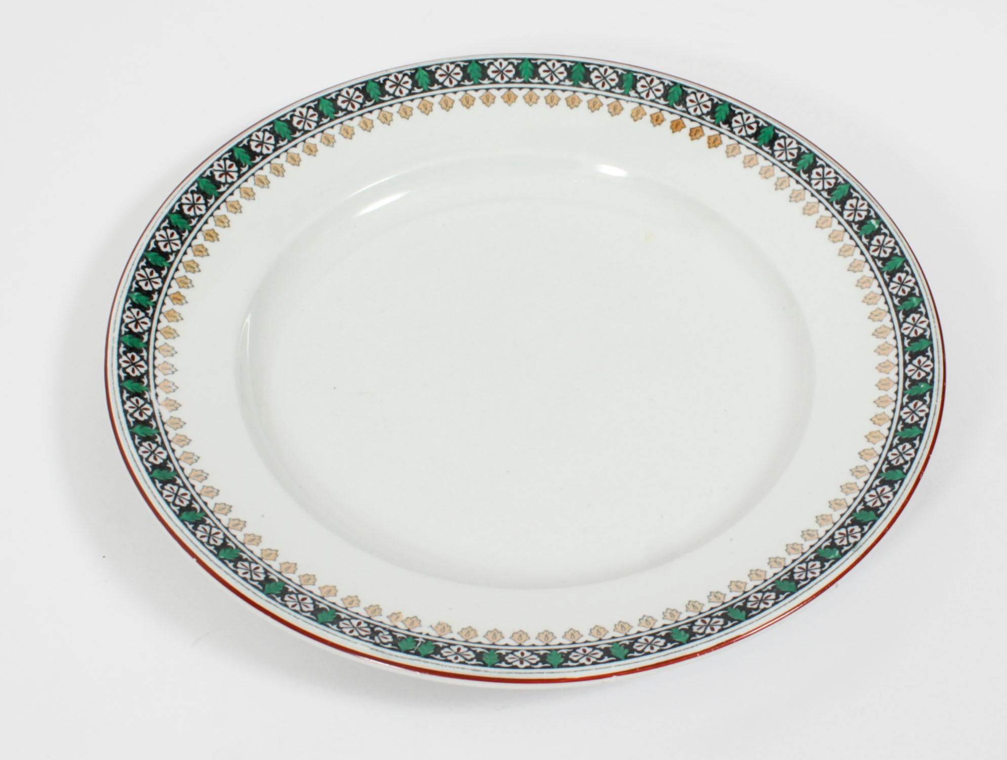 Vaste service de 81 pièces de vaisselle Copeland Spode du 19e siècle, avec des bordures à motifs et des rebords bordés de rouge, avec des marques imprimées pour Copeland Spode.

Composé de :
22 x assiettes plates
15 x assiettes à déjeuner
11 x