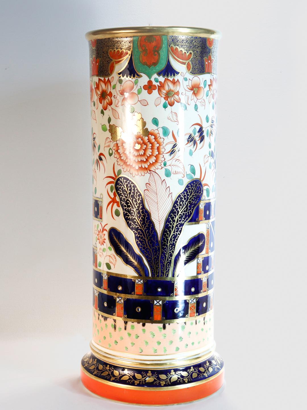 A fine antique English Imari earthenware pottery umbrella stand.

By Copeland.

Decorated in underglaze blues and reds with coldpainted green highlights and rich gilding throughout.

In their D7911 pattern (which directly correlates to Spode's