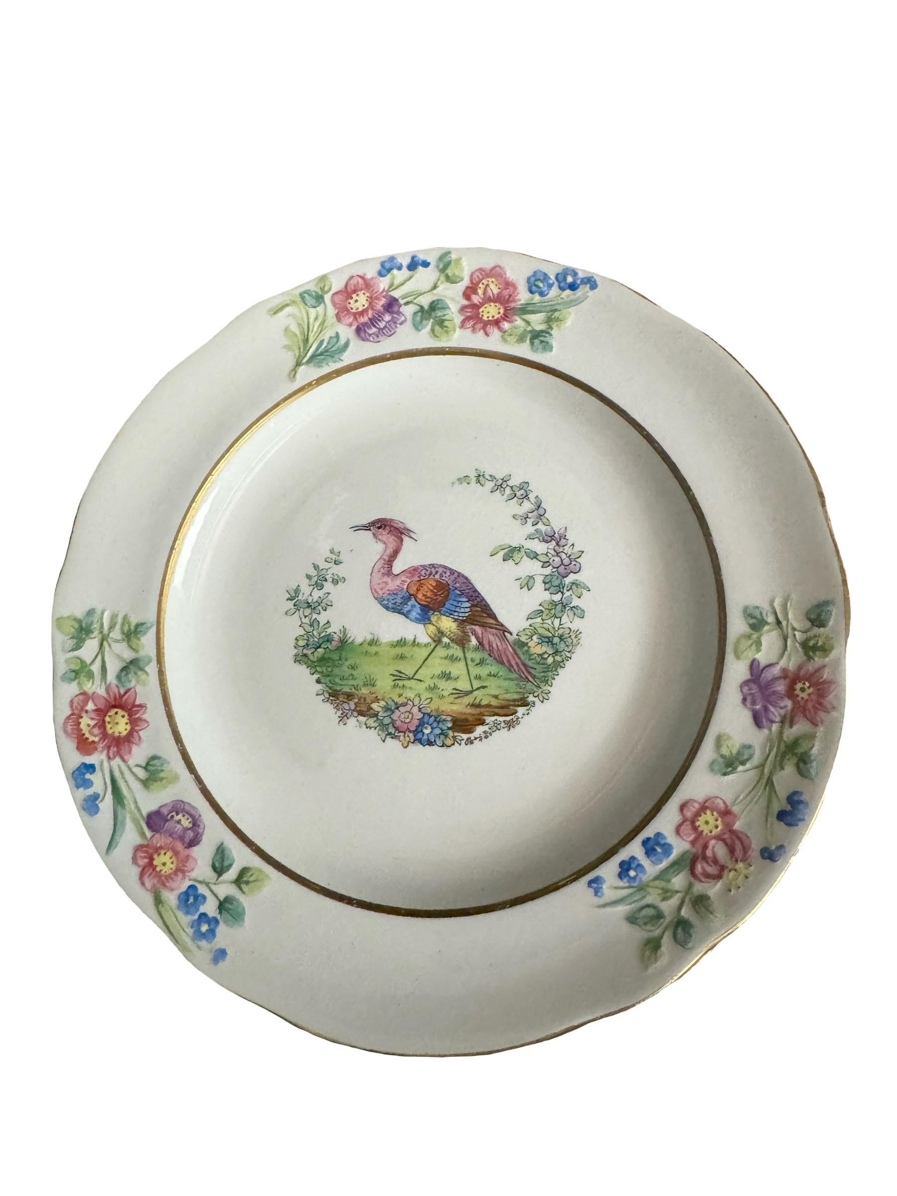 Un ensemble de cinq assiettes assorties en forme d'oiseaux exotiques par Copeland Spode. Tous portent des marques au verso. Circa 1815, Angleterre.