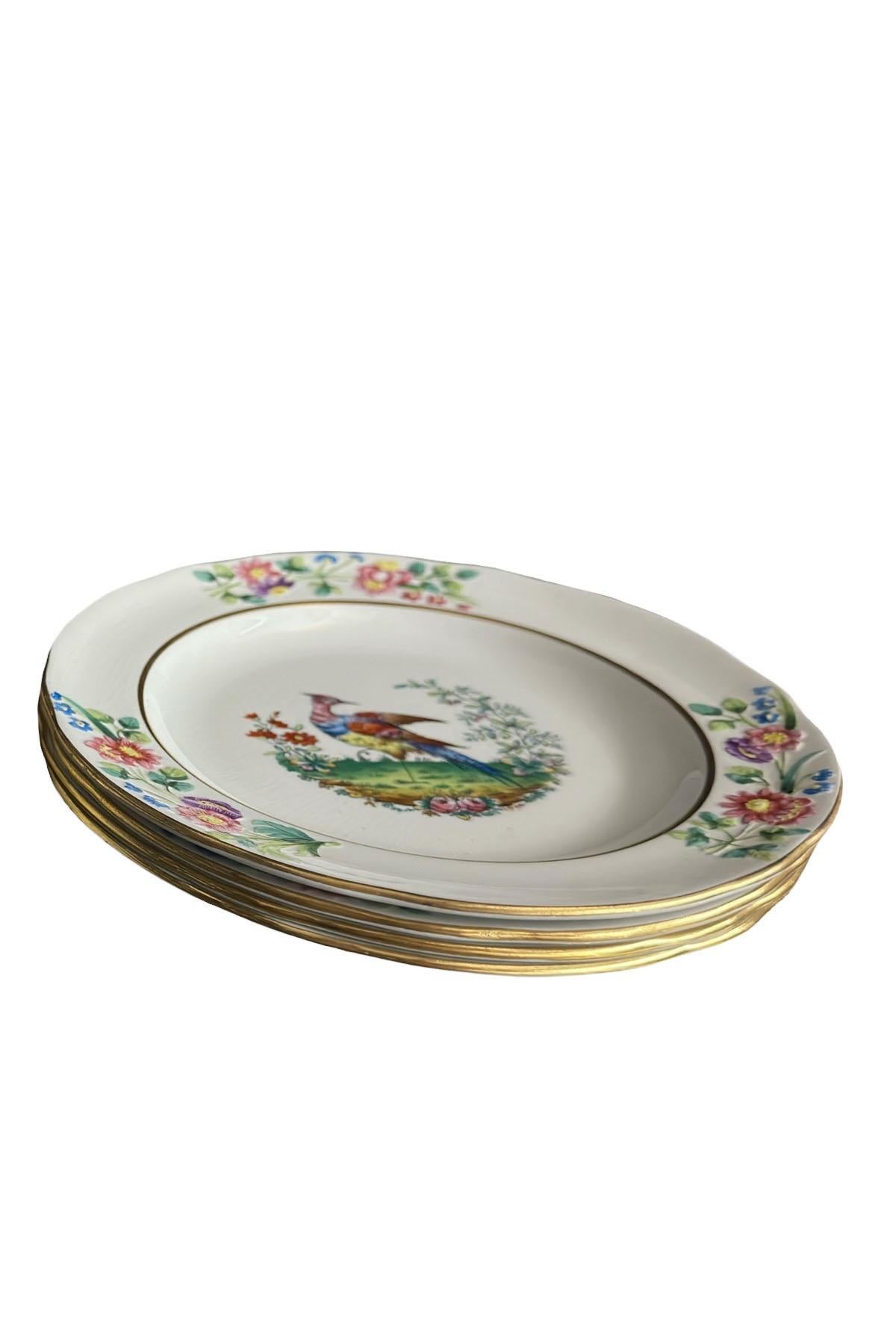 Un ensemble de quatre assiettes à oiseaux exotiques par Copeland Spode. Tous portent des marques au verso. Circa 1815, Angleterre.