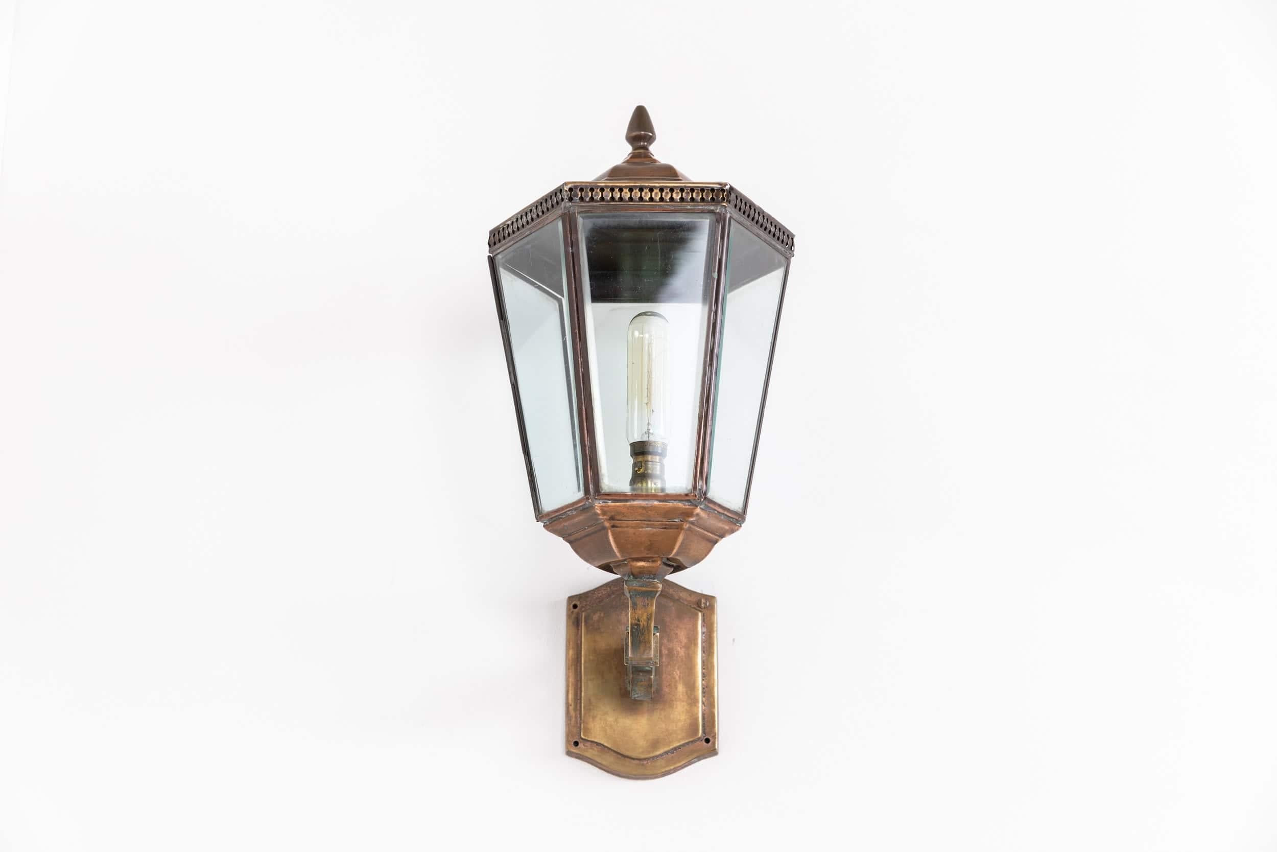 

Lanterna a muro dei primi del Novecento di bella forma. C.C. 1910

Supporto da parete in ottone fuso con delicata lanterna in rame con vetri smussati originali. Un'illuminazione incredibilmente elegante.

Ricablato per collegarlo alla rete