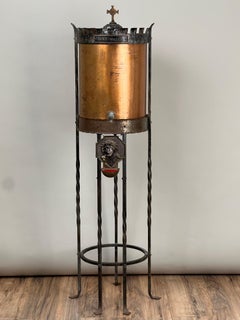 Antiguo dispensador de agua bendita de cobre y hierro forjado c. 1900