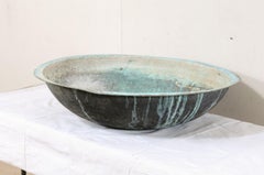 Bol en cuivre ancien d'Espagne avec une riche patine bleu-vert
