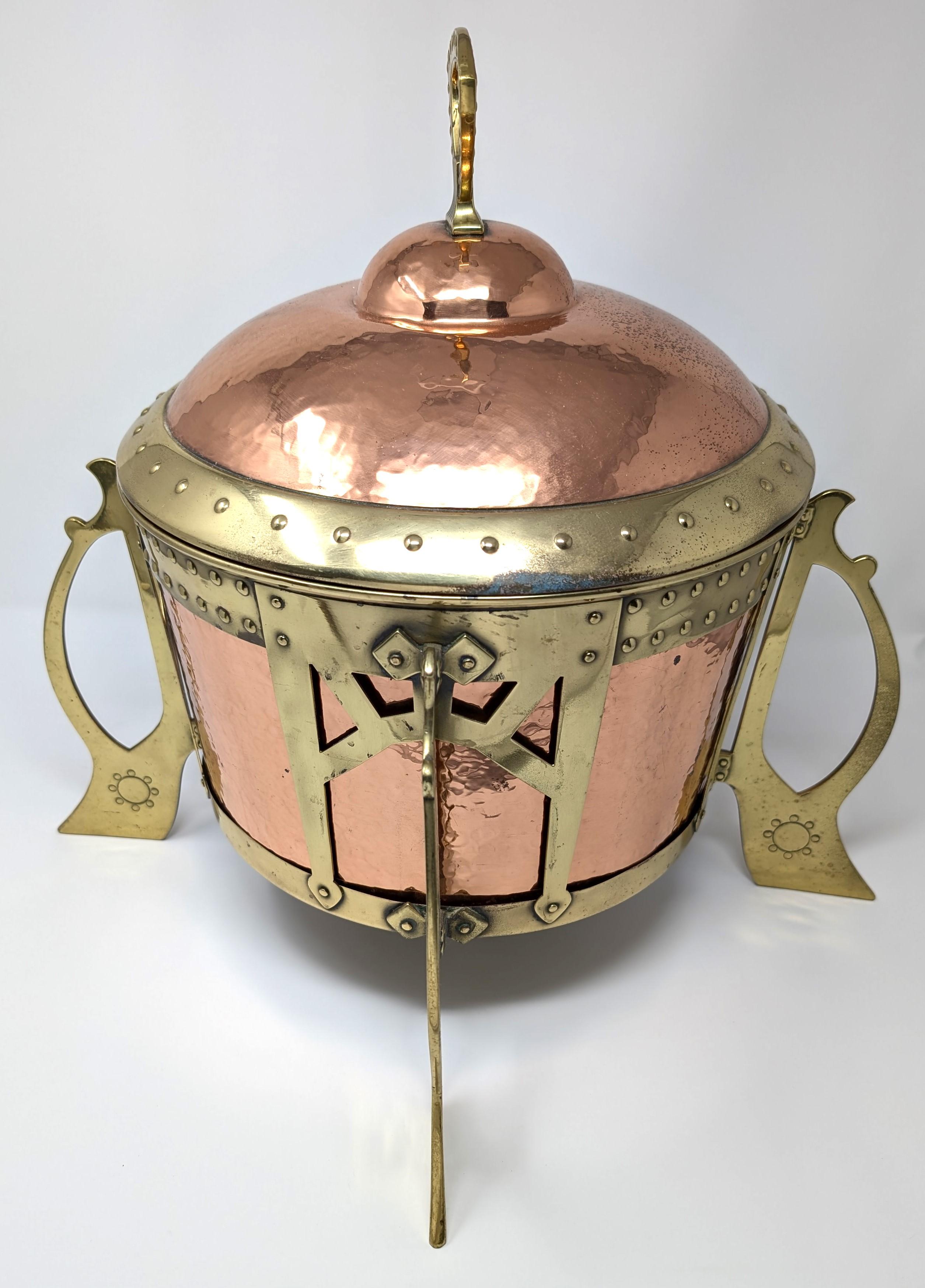 Splendido secchiello per ghiaccio o fioriera di epoca Arts & Crafts / Art Nouveau, realizzato in rame e ottone. Prodotto da WMF Württembergische Metallwarenfabrik, che in inglese significa Wurtemberg Metalware Factory. Sul fondo del secchio è