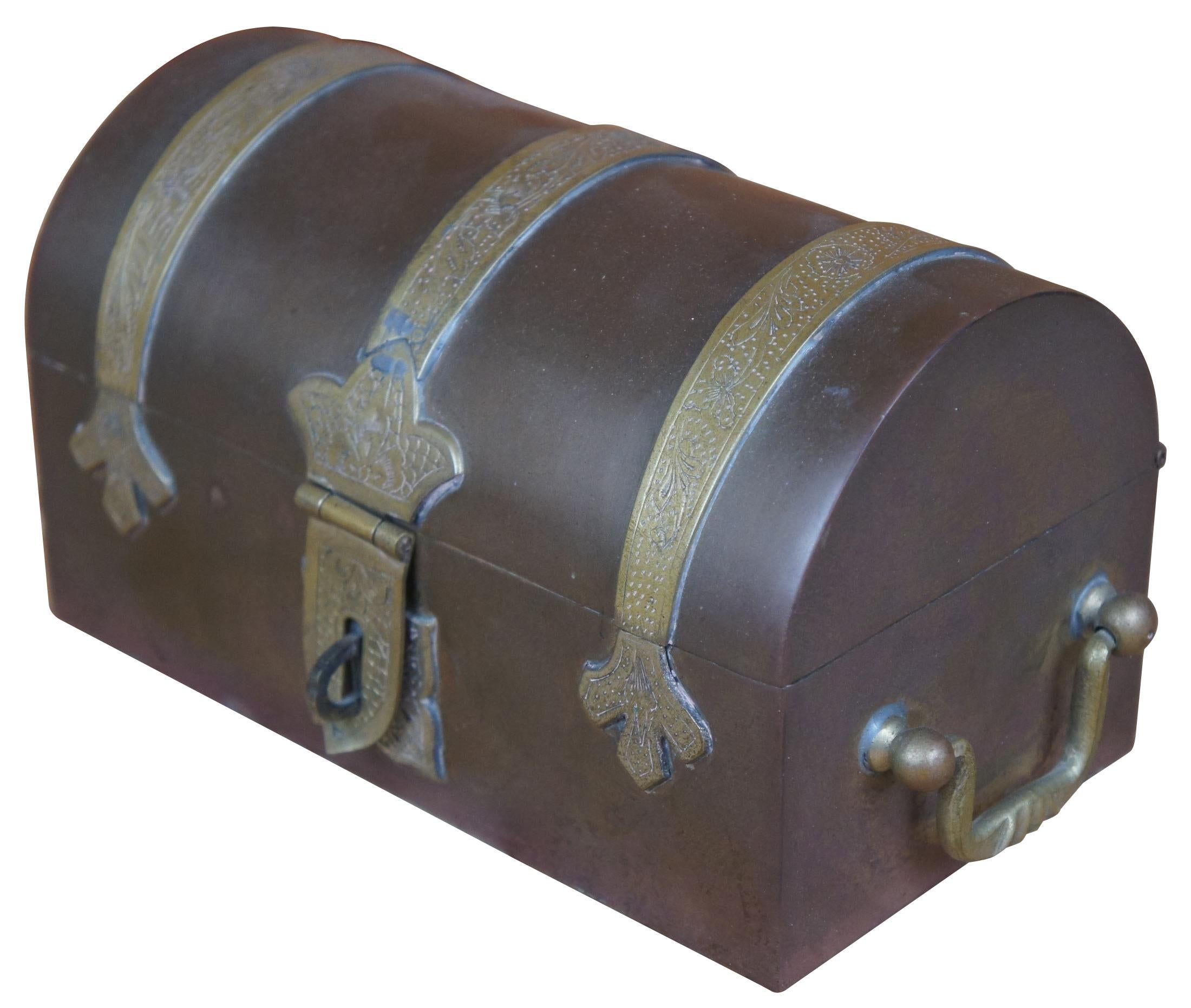 Antique English copper and brass banded domed keepsake / storage / jewelry / dowry / wedding or letter box shaped like a treasure chest or trunk with handles and latch. Size: 7