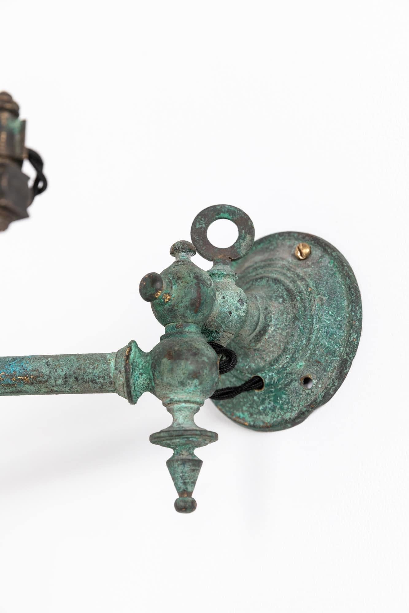 

Lampada da parete di forma elegante con paralume prismatico in vetro Holophane. C.C. 1890

Ex lampada a gas realizzata in rame e ottone, il tutto con una bellissima patina, convertita professionalmente in elettrica mantenendo le parti originali