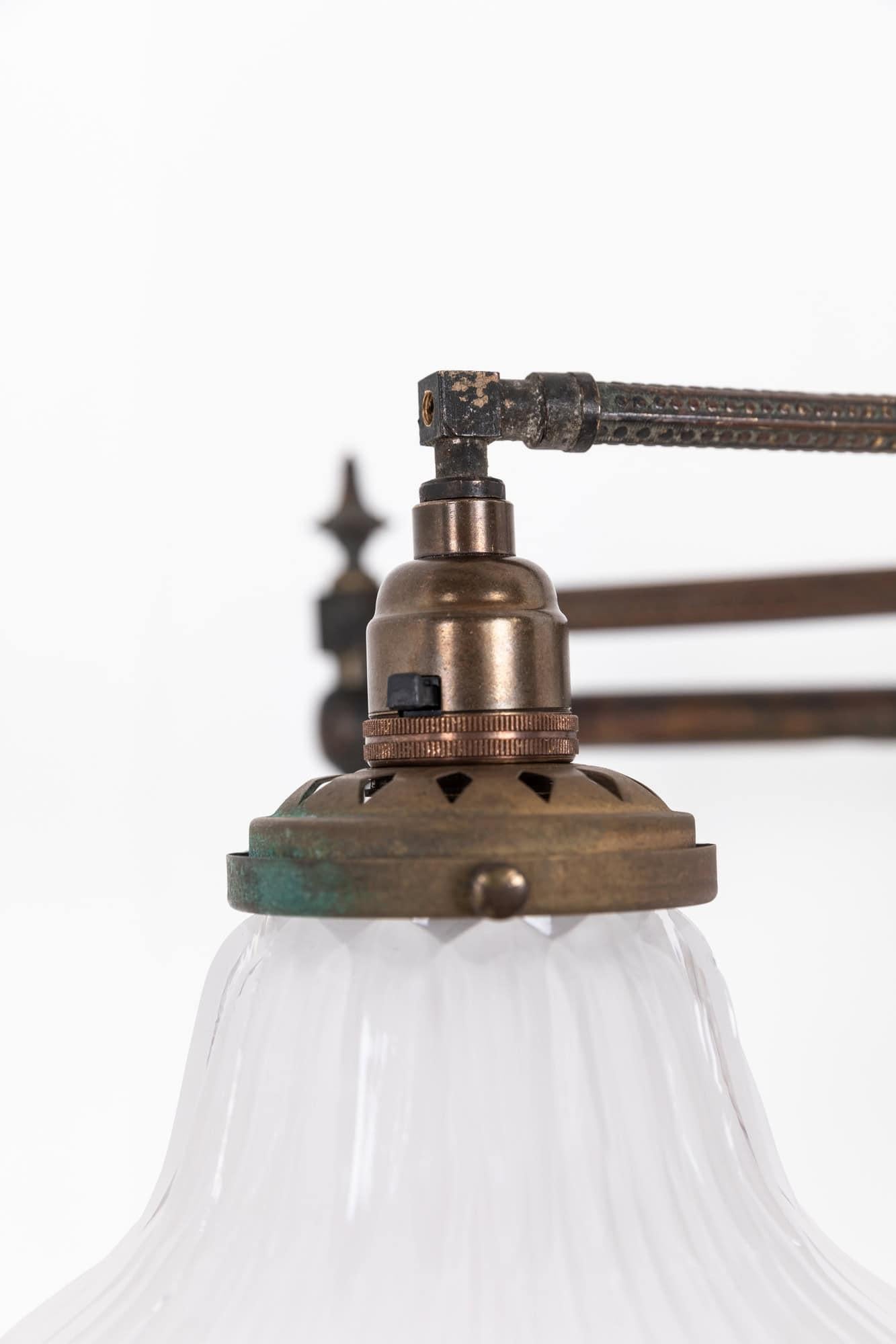 Inglese Antica lampada da parete in rame e ottone con vetro Holophane, ex lampada a gas, C.C. in vendita