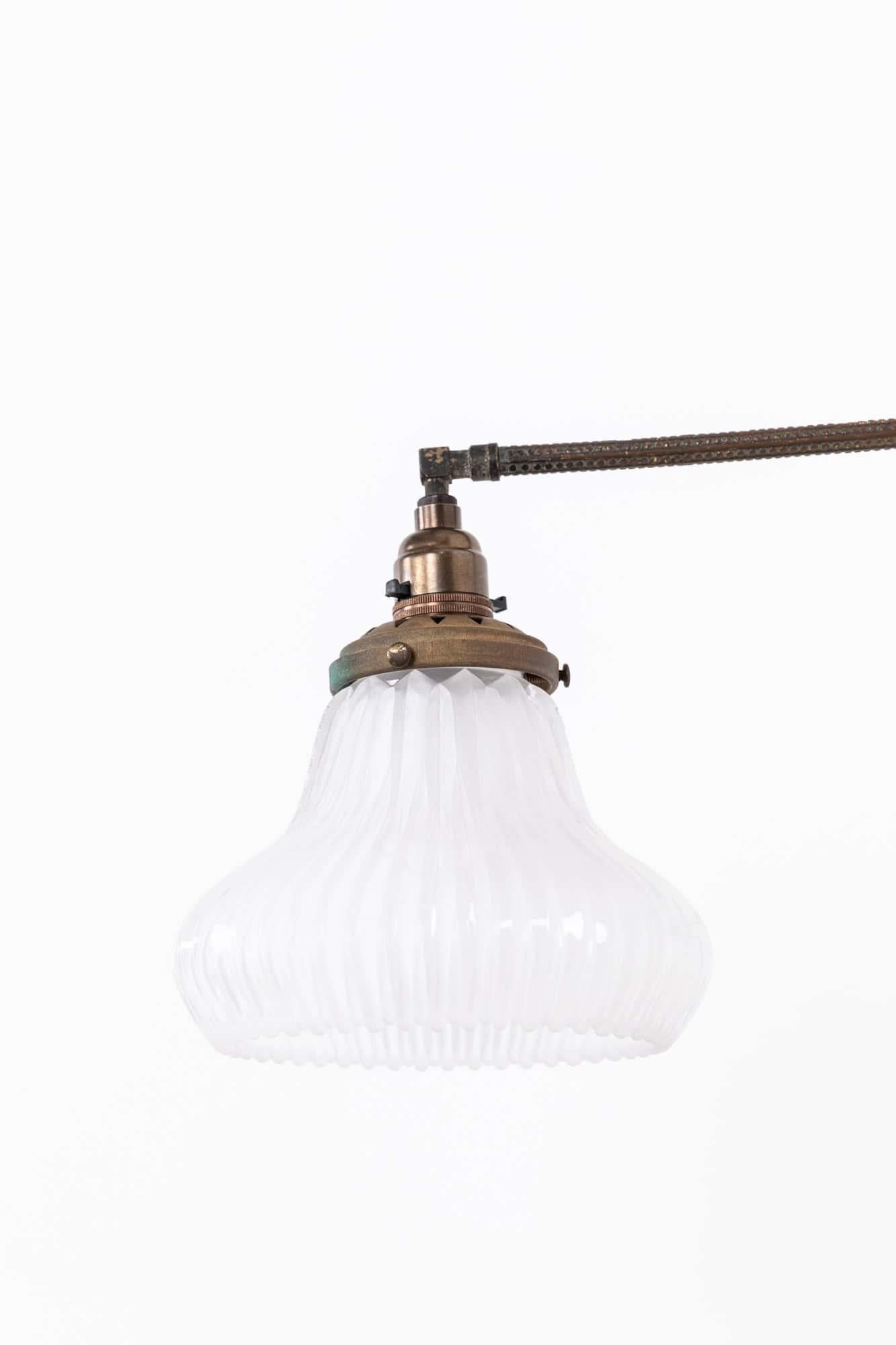 Antica lampada da parete in rame e ottone con vetro Holophane, ex lampada a gas, C.C. In condizioni discrete in vendita a London, GB