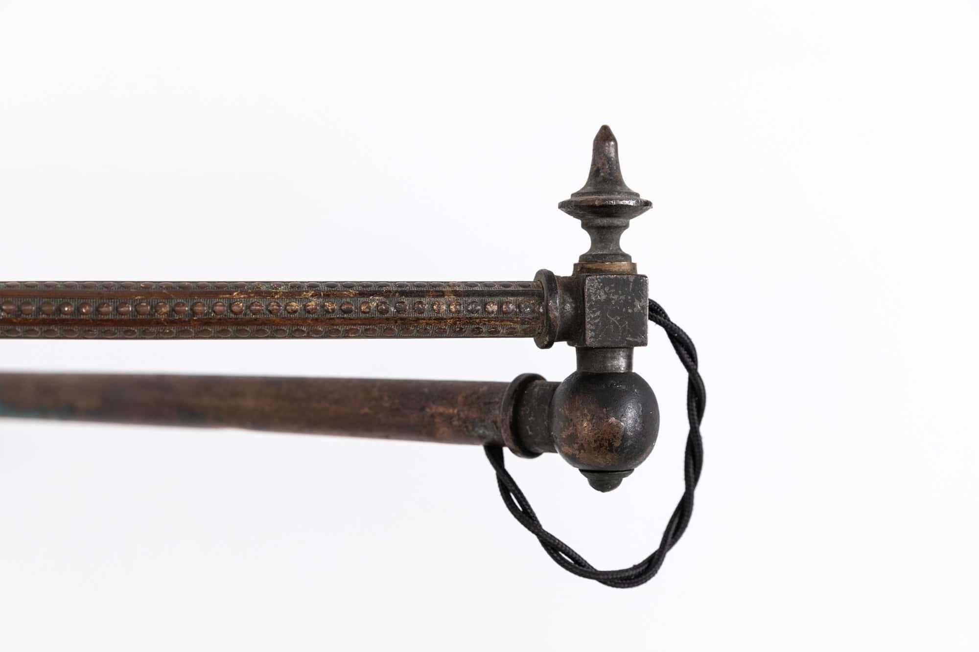 Fine XIX secolo Antica lampada da parete in rame e ottone con vetro Holophane, ex lampada a gas, C.C. in vendita