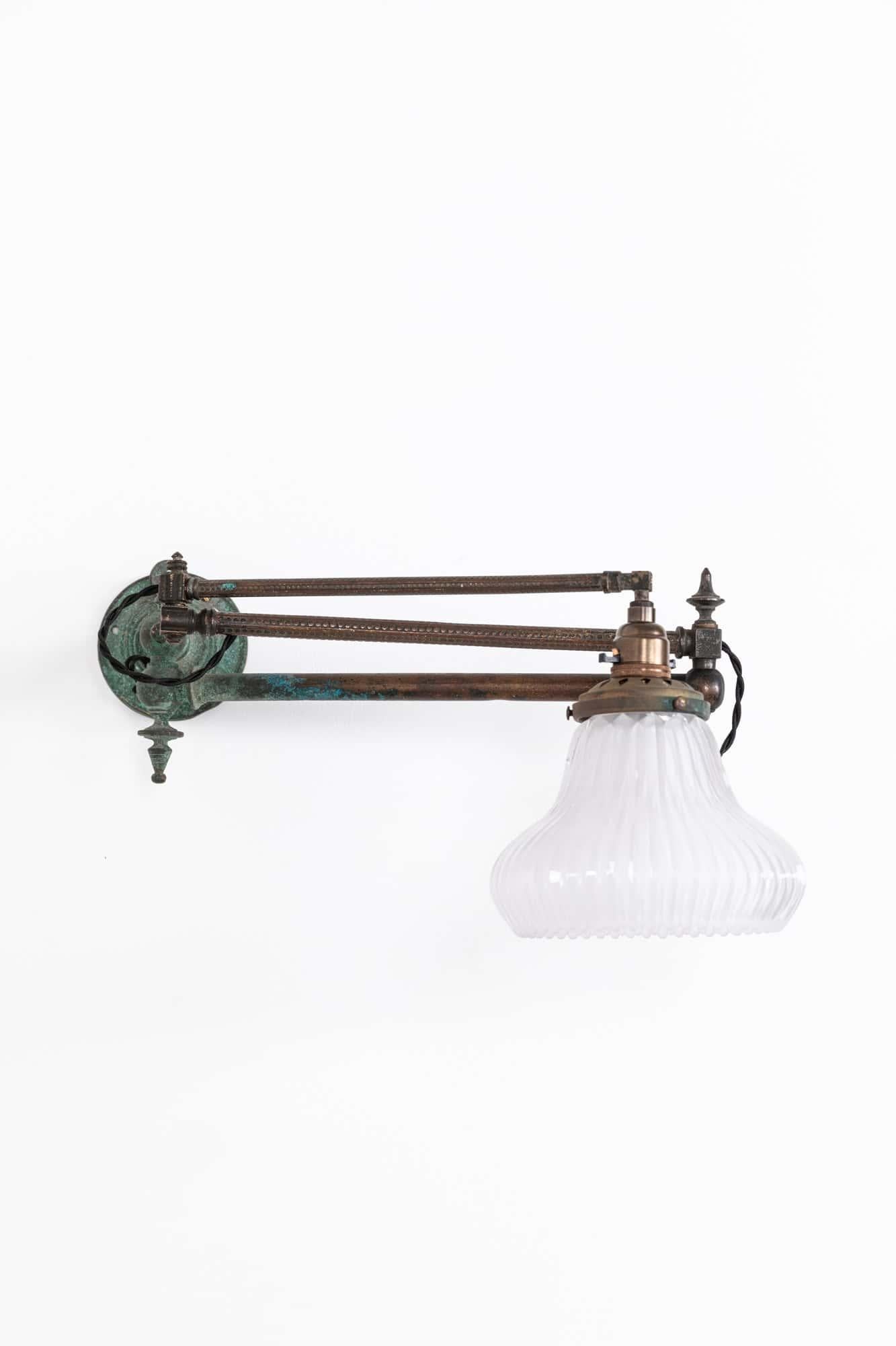 Ottone Antica lampada da parete in rame e ottone con vetro Holophane, ex lampada a gas, C.C. in vendita
