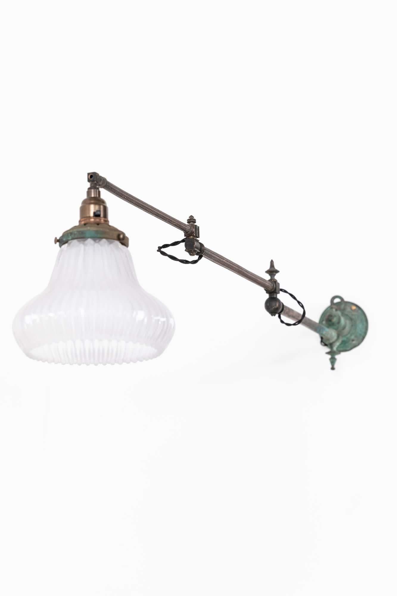Antica lampada da parete in rame e ottone con vetro Holophane, ex lampada a gas, C.C. in vendita 1