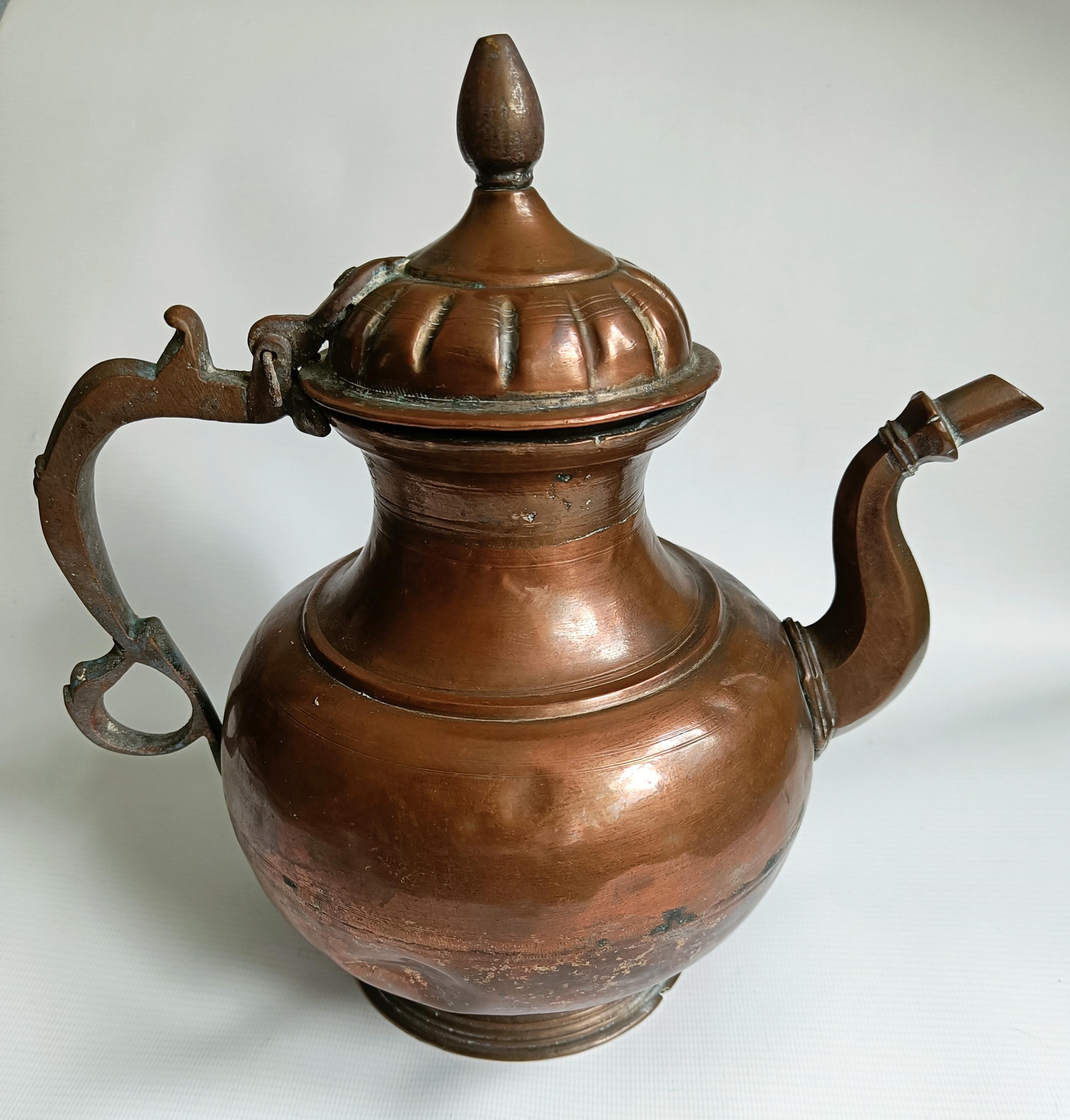  Antigua tetera mogol india de cobre y latón  Arte Decorativo Islámico  Antigüedades asiáticas Tetera pesada vintage para interiores

Una hermosa  Antigua tetera mogol, fabricada con una rica aleación de cobre y latón. Esta exquisita pieza muestra