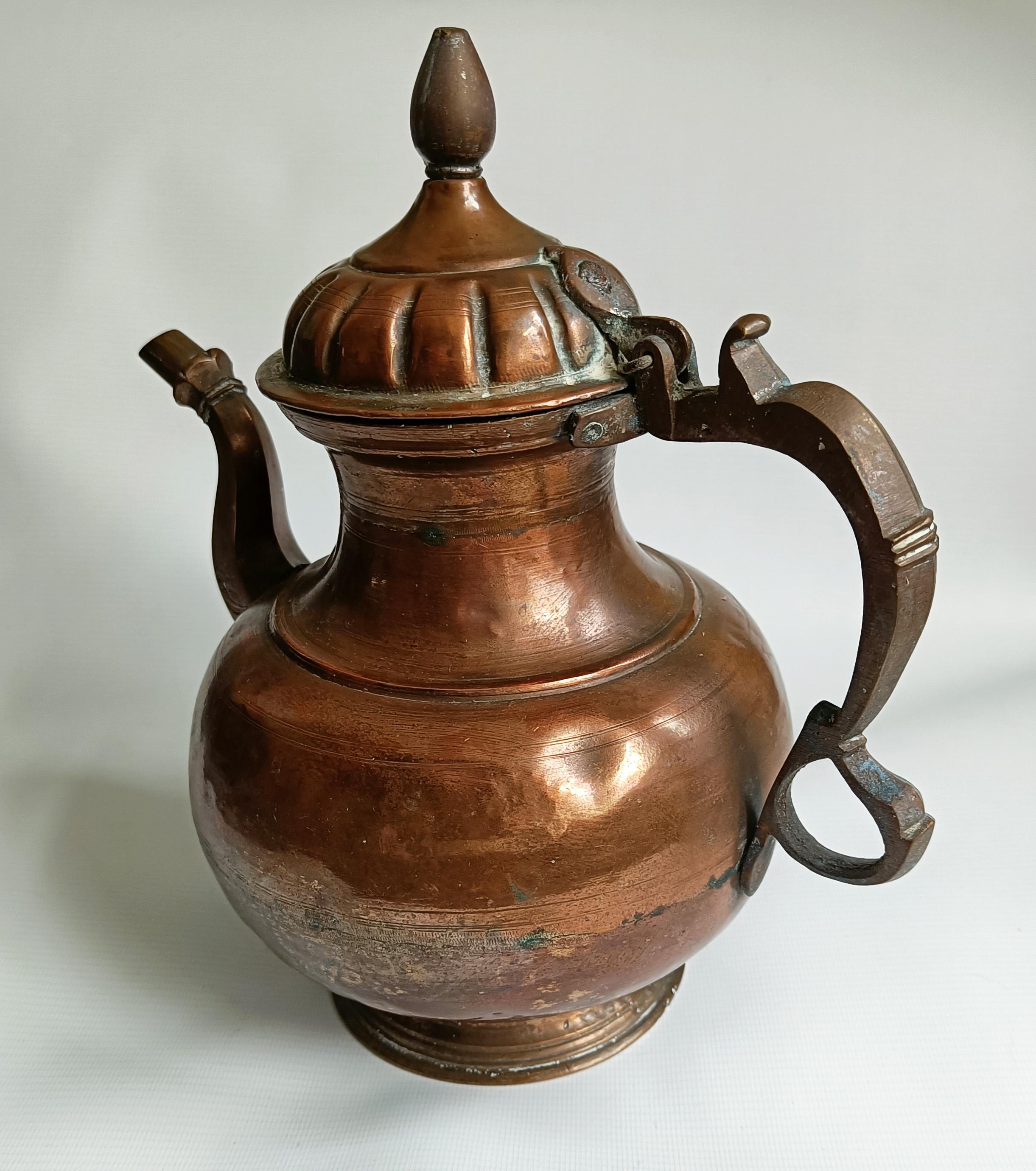 Antigua tetera mogol india de cobre y latón  Arte Decorativo Islámico  Decoración Hecho a mano en venta