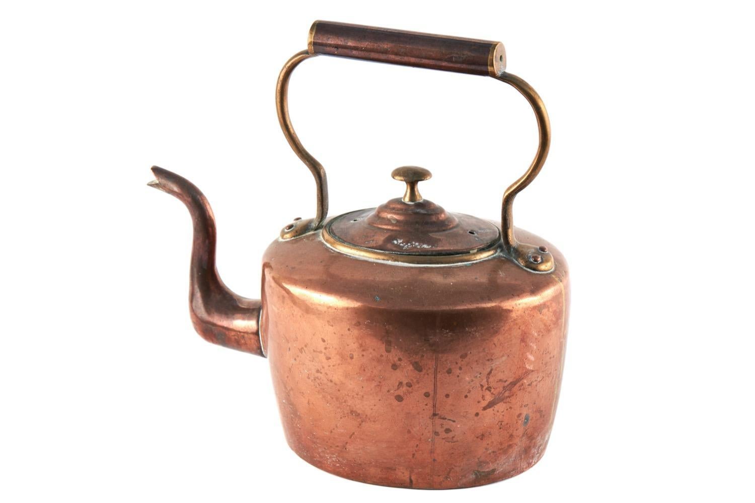 Cette bouilloire ancienne en cuivre et laiton du 19e siècle est proposée à la vente. Elle est dotée d'une poignée et d'un bec verseur en forme, d'un couvercle amovible et d'une finale d'origine.