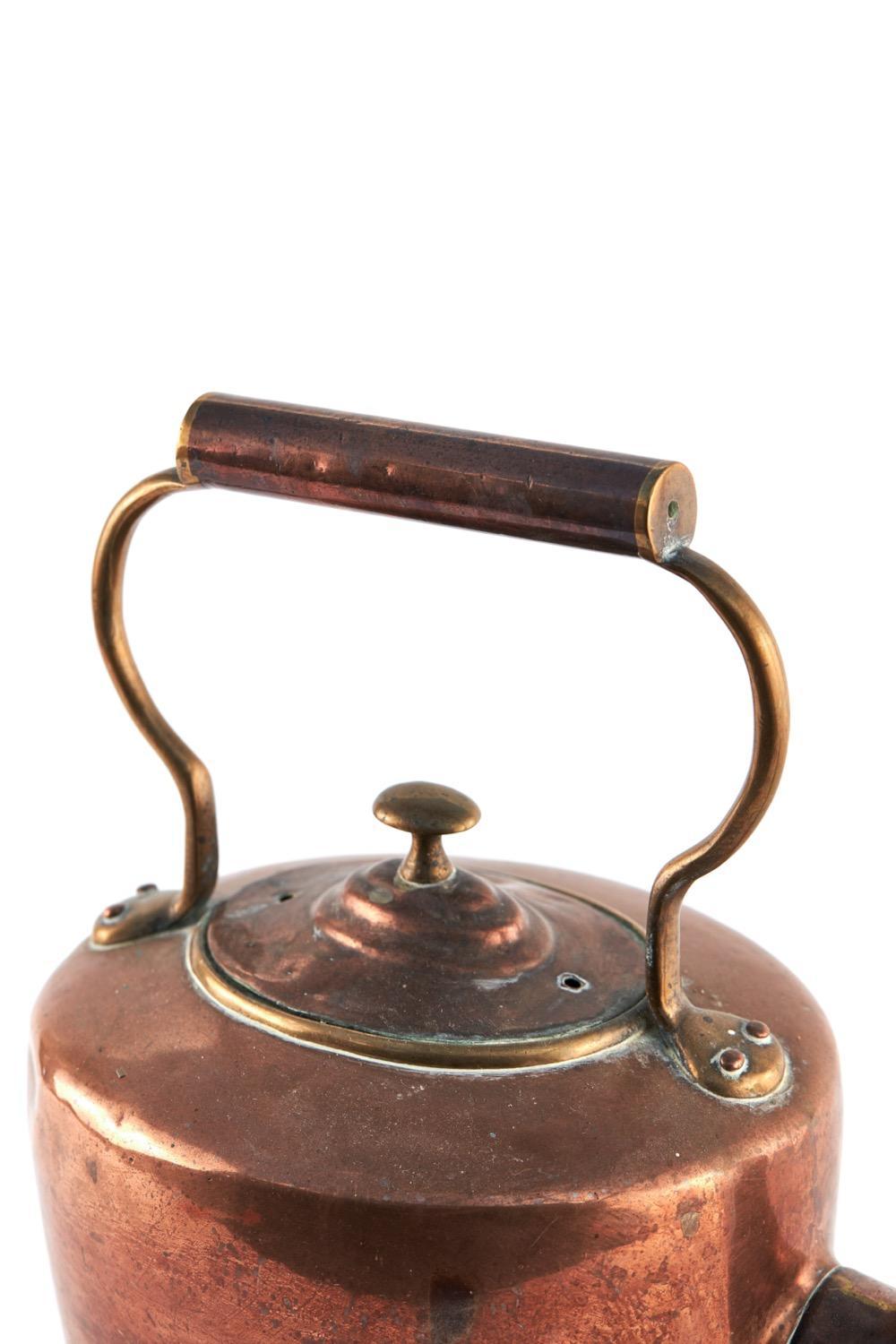 Bouilloire antique en cuivre et laiton en vente 1