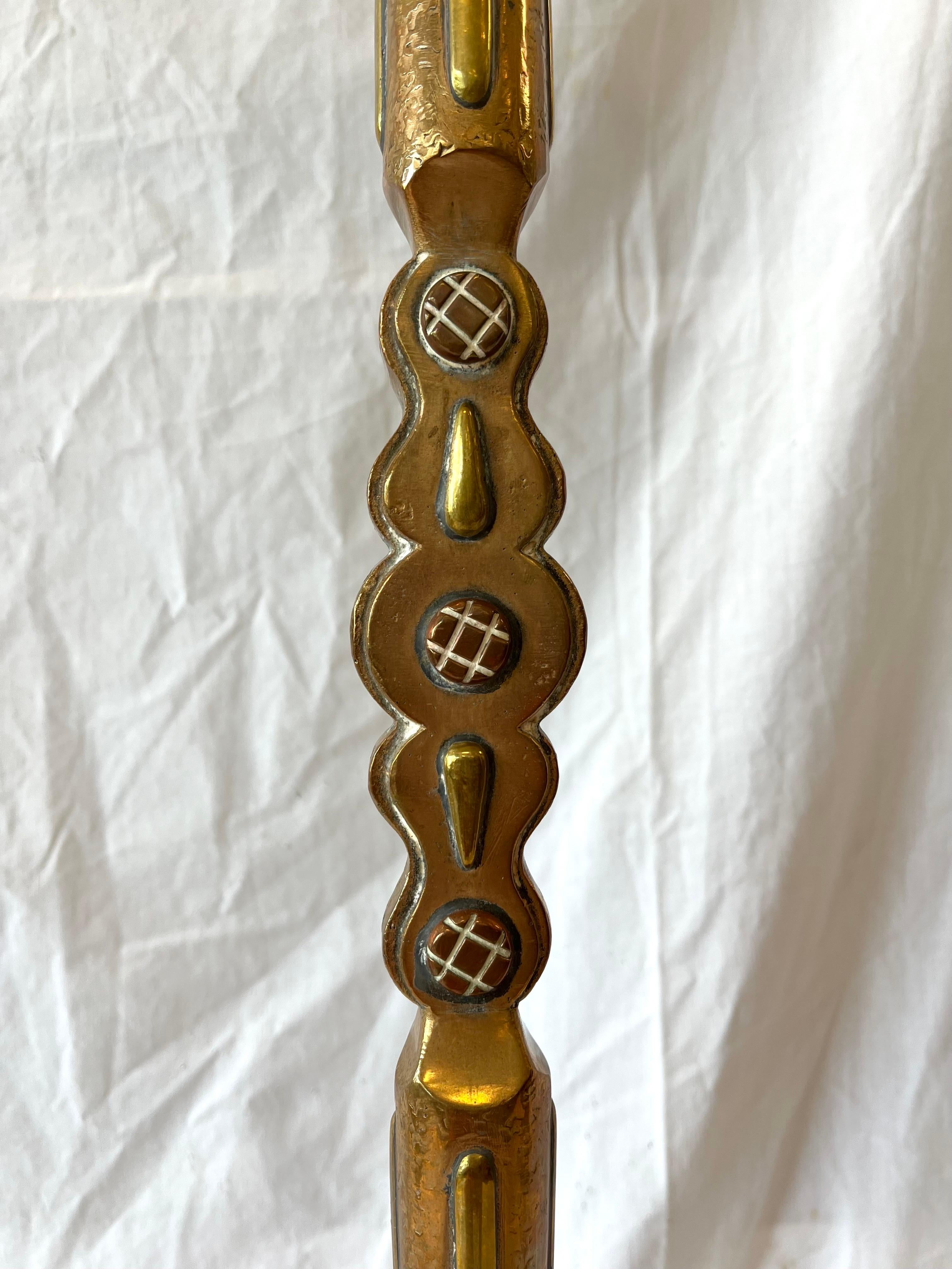 Antike handgefertigte Stehlampe aus Kupfer und Messing, gemischtes Metall, verschnörkelter maurischer Stil im Angebot 11