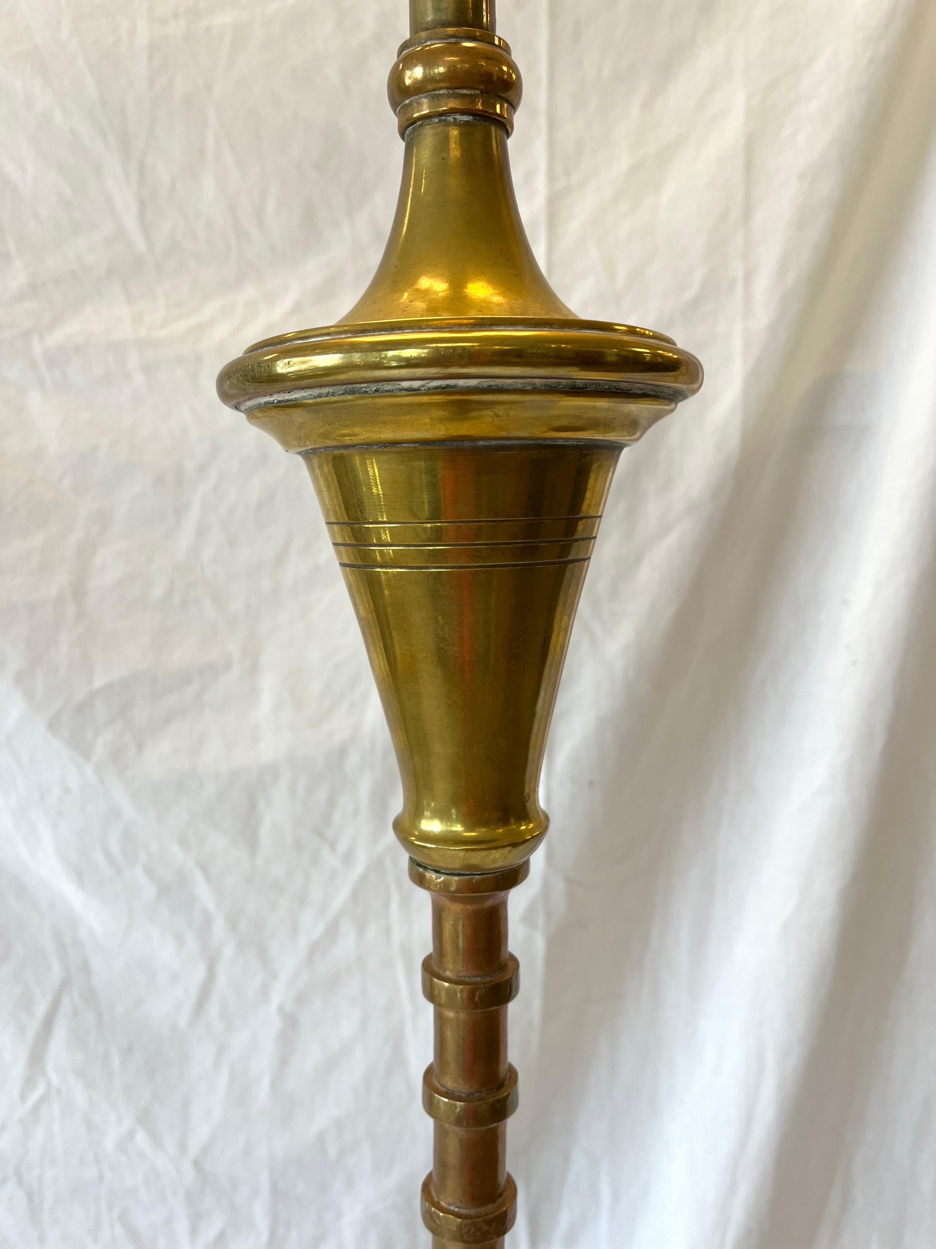 Eine verschnörkelte antike Stehlampe. Diese schlanke und schöne Stehlampe ist mit komplizierten Mustern aus verschiedenen Metallen, Kupfer und Messing, verziert. Der Sockel zeigt die Vielfalt des gemischten Metalls sowie das Können, die