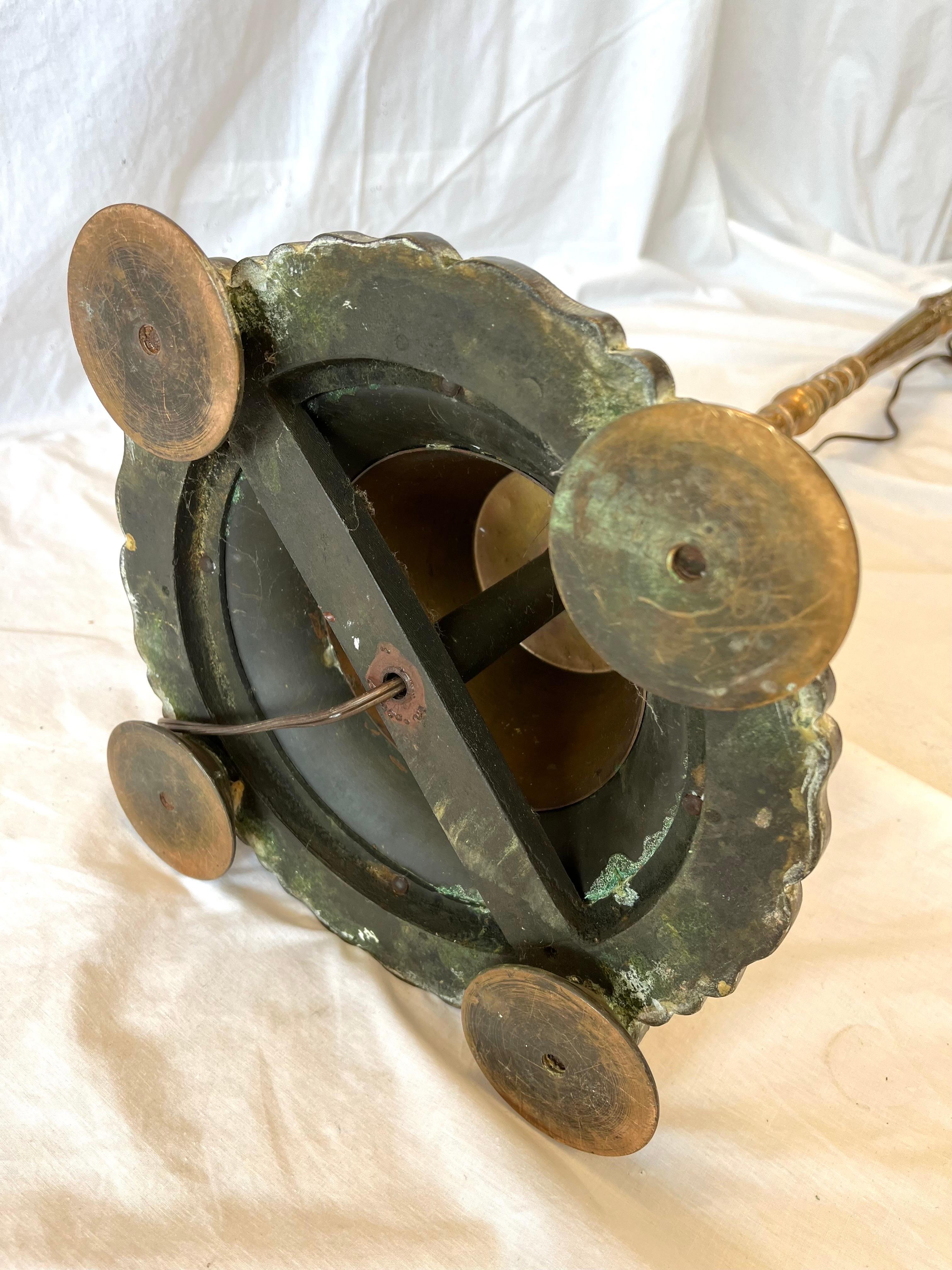 Antike handgefertigte Stehlampe aus Kupfer und Messing, gemischtes Metall, verschnörkelter maurischer Stil im Angebot 14