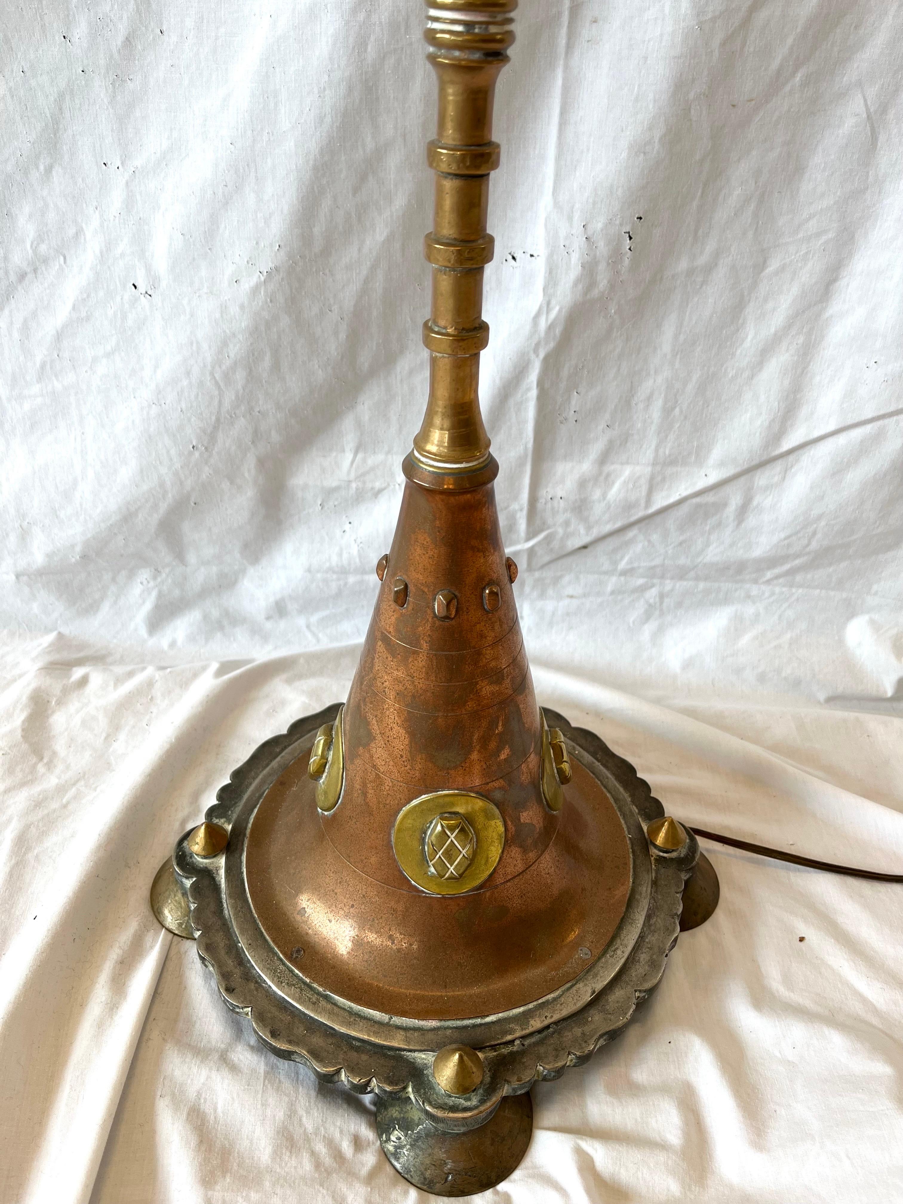 Antike handgefertigte Stehlampe aus Kupfer und Messing, gemischtes Metall, verschnörkelter maurischer Stil im Angebot 1