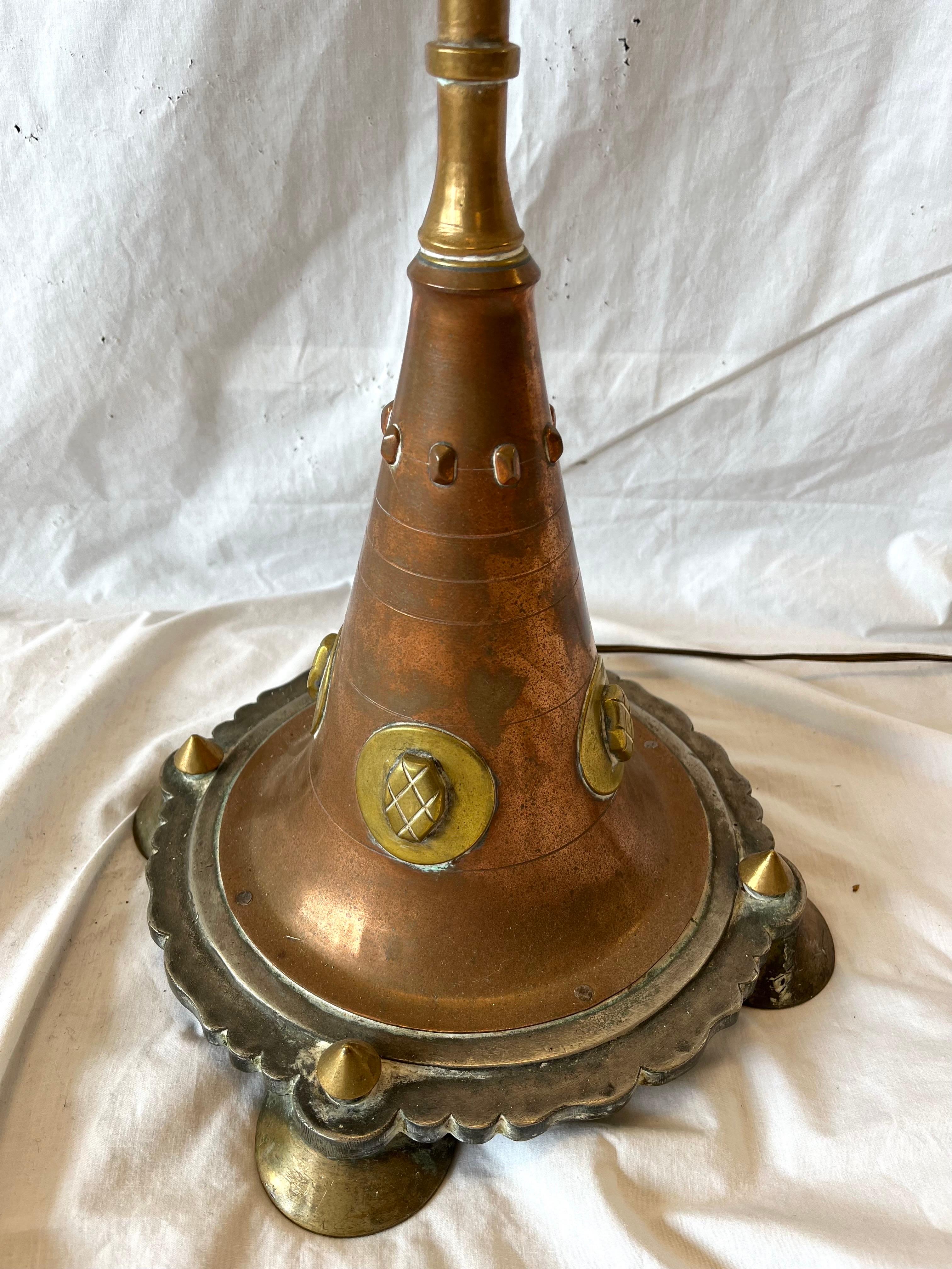 Antike handgefertigte Stehlampe aus Kupfer und Messing, gemischtes Metall, verschnörkelter maurischer Stil im Angebot 2
