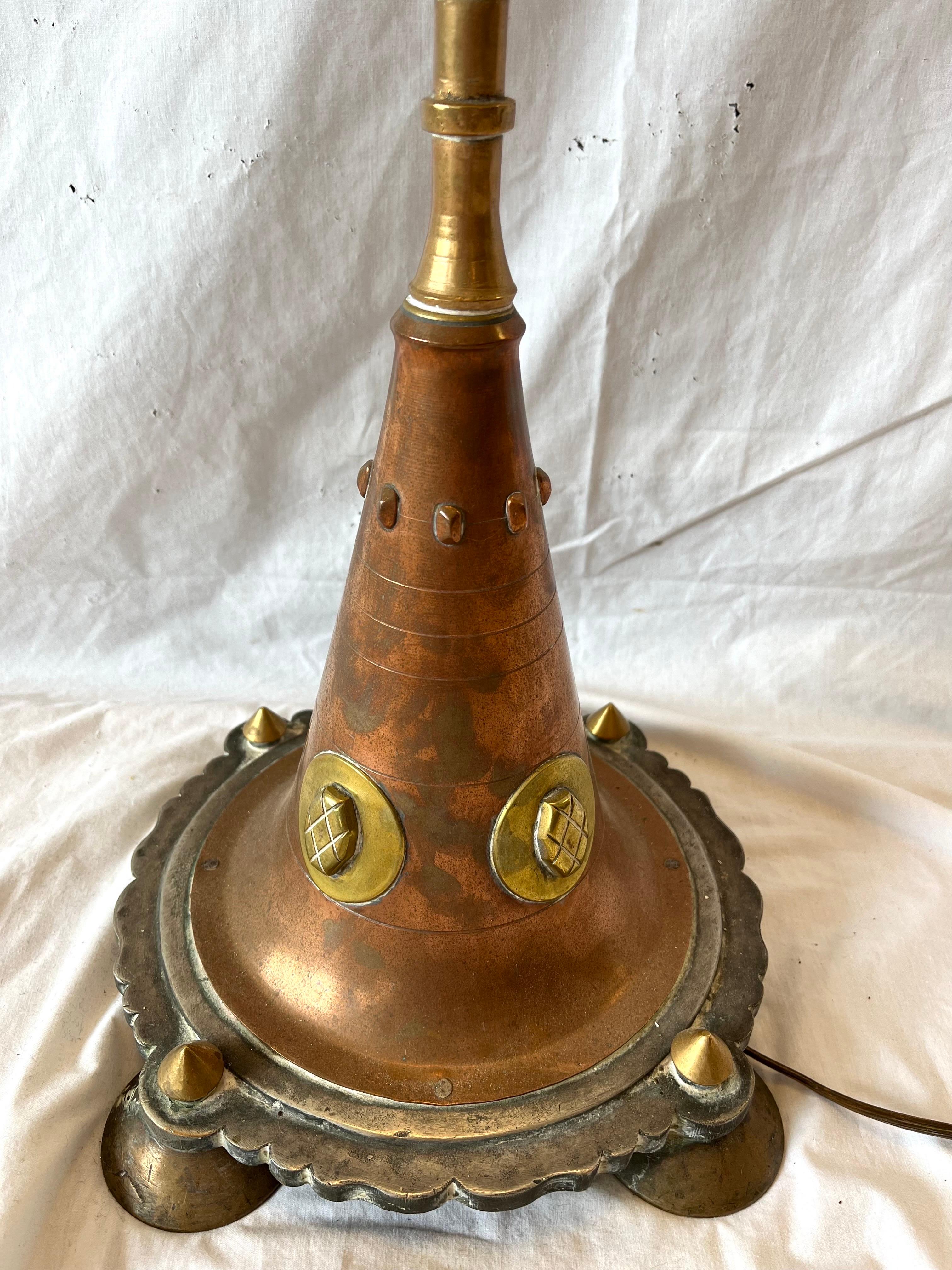 Antike handgefertigte Stehlampe aus Kupfer und Messing, gemischtes Metall, verschnörkelter maurischer Stil im Angebot 3