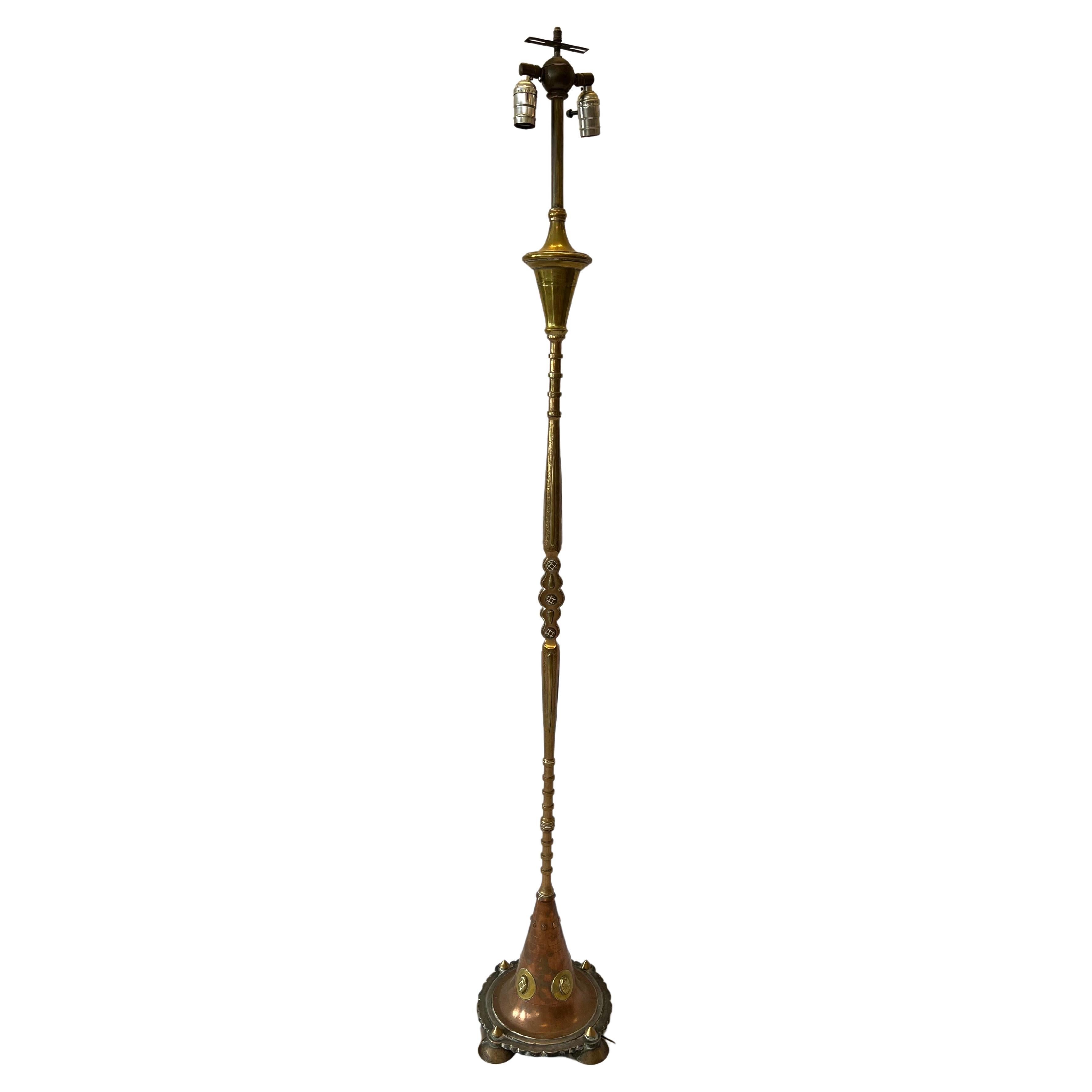Antike handgefertigte Stehlampe aus Kupfer und Messing, gemischtes Metall, verschnörkelter maurischer Stil im Angebot