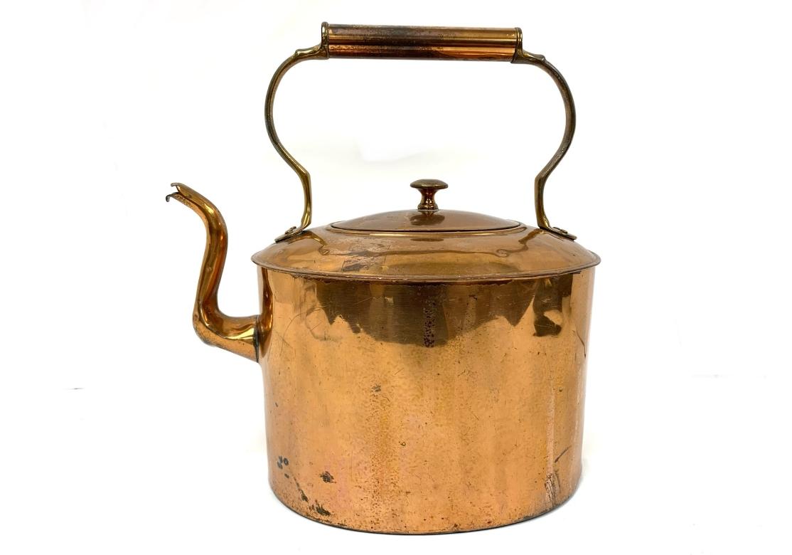 Une bouilloire authentique et décorative du 19e siècle. Grande bouilloire en cuivre de forme ovale avec bec verseur en col de cygne, poignée cylindrique fixe, intérieur doublé d'étain avec une couture verticale.

Dimensions : 12 1/4