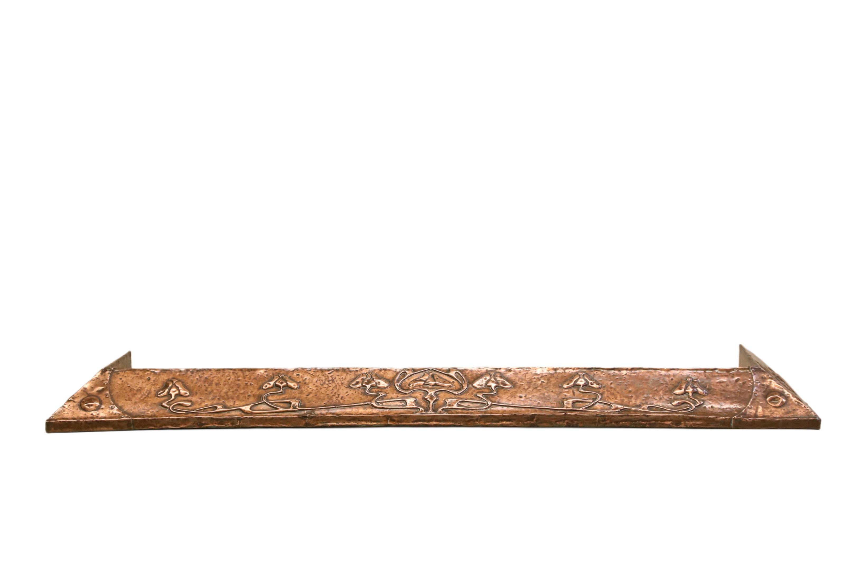 Parafuoco antico in rame con motivo floreale Art Nouveau - Fine XIX - inizio XX secolo

Aggiungi un tocco di eleganza storica al tuo caminetto con questo parafango in rame antico, un pezzo di ottima fattura risalente alla fine del XIX e all'inizio