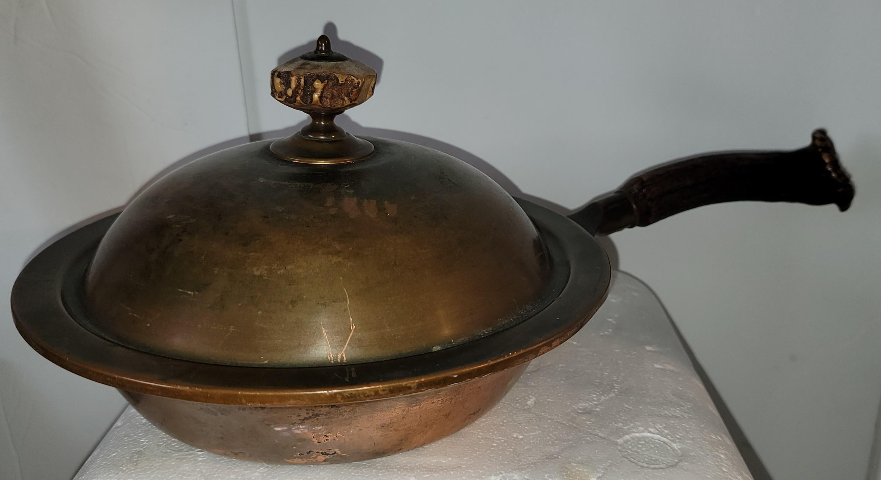 Poêle à frire antique en cuivre avec poignées en bois de cerf. Excellent accessoire de cinéma ou objet décoratif.