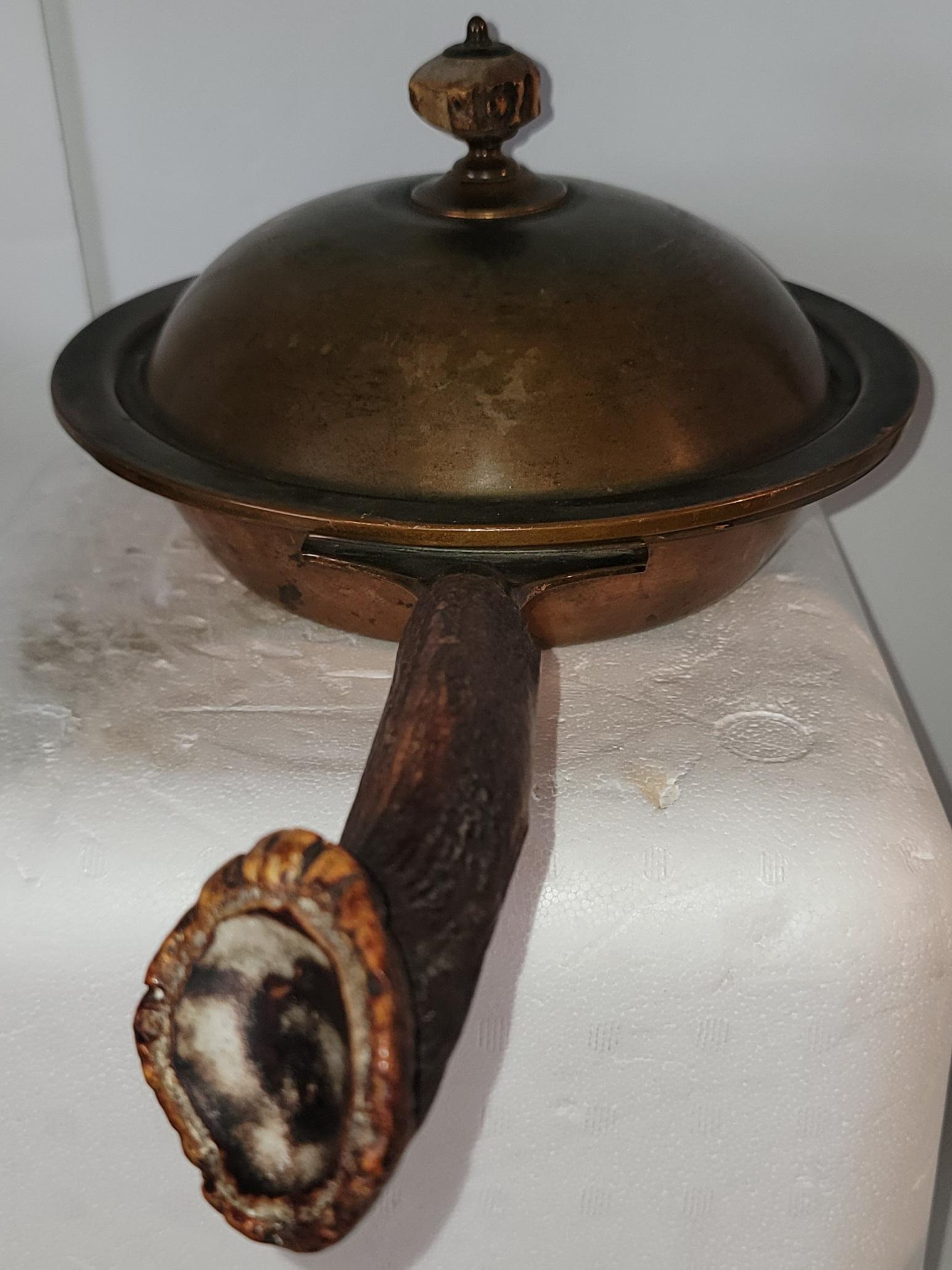 Américain Poêle à frire en cuivre antique avec poignées en bois de cerf en vente