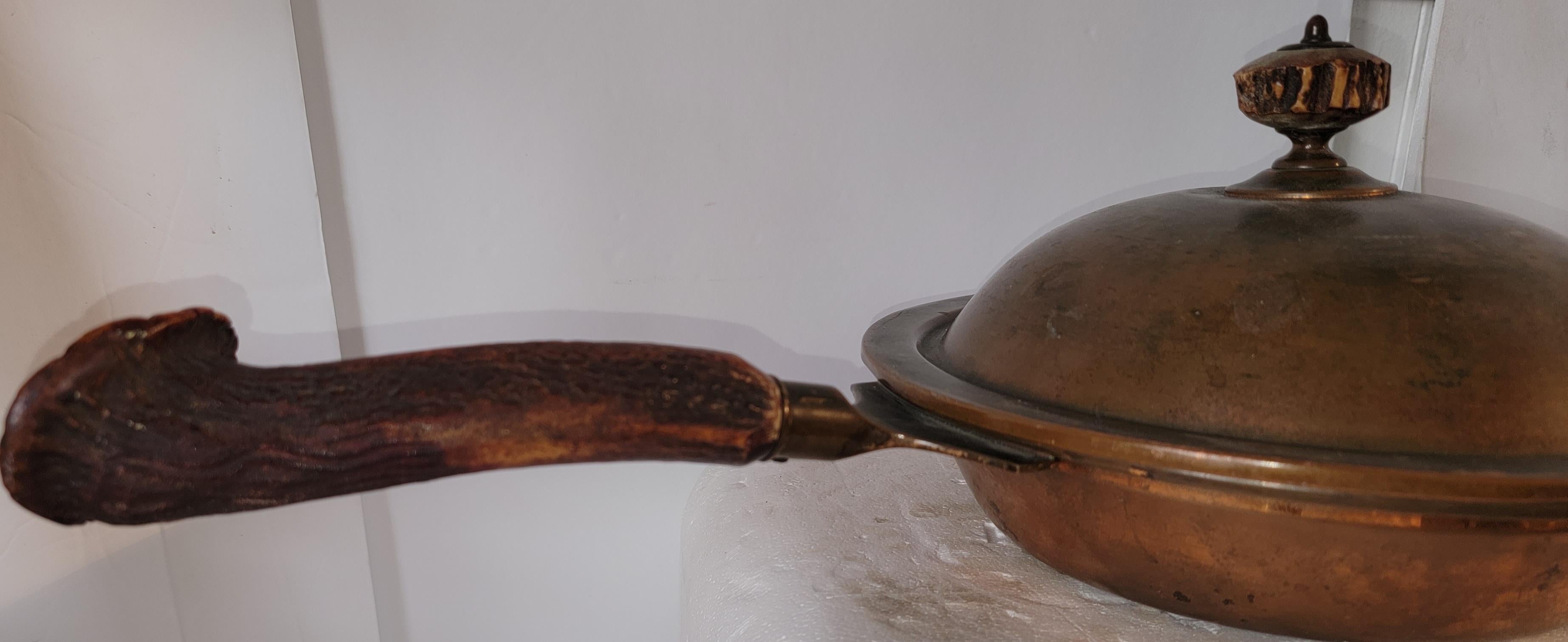Poêle à frire en cuivre antique avec poignées en bois de cerf Bon état - En vente à Los Angeles, CA