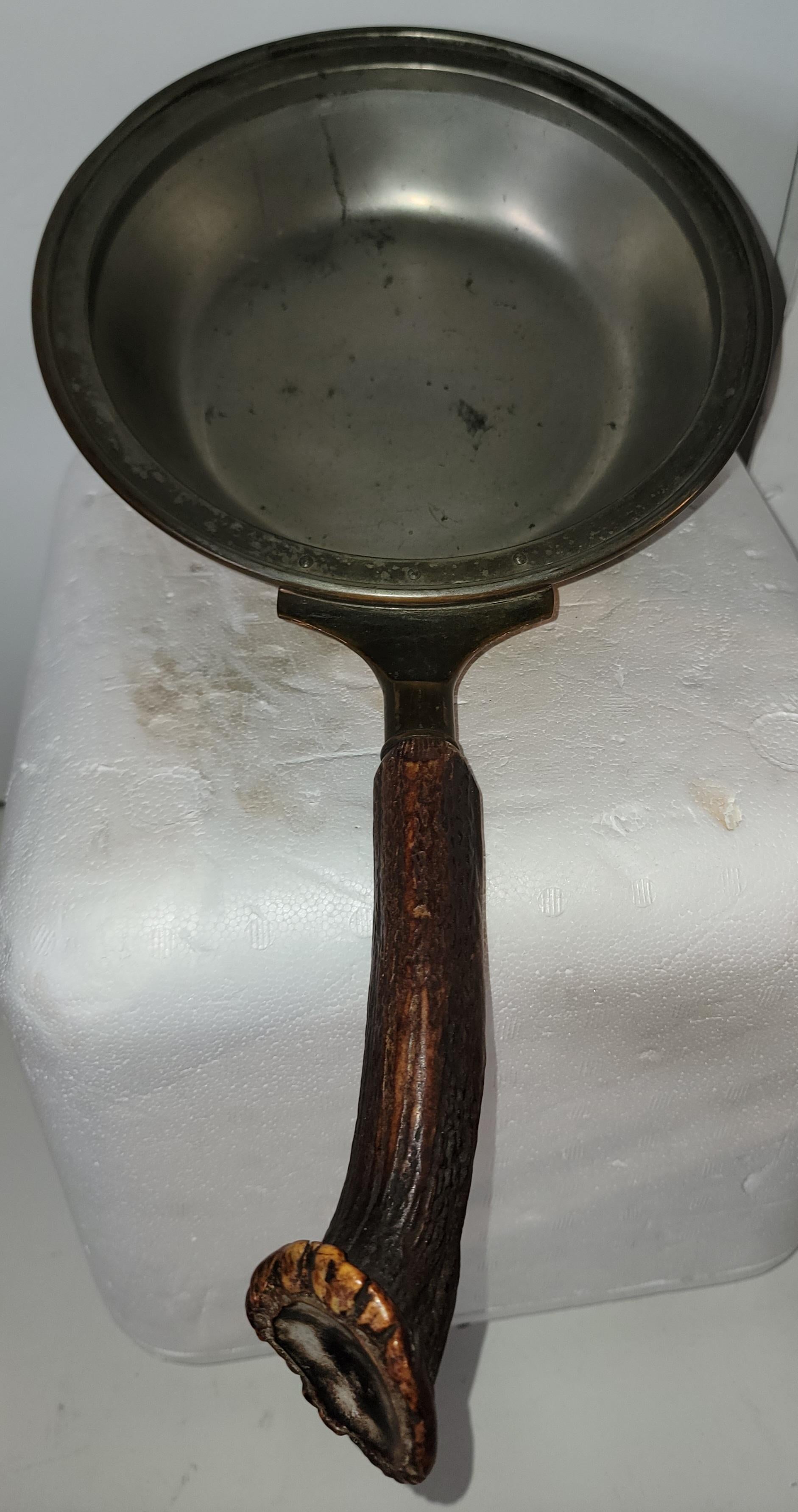 Antike Kupfer Frying Pan mit Hirschgeweihgriffen im Angebot 1
