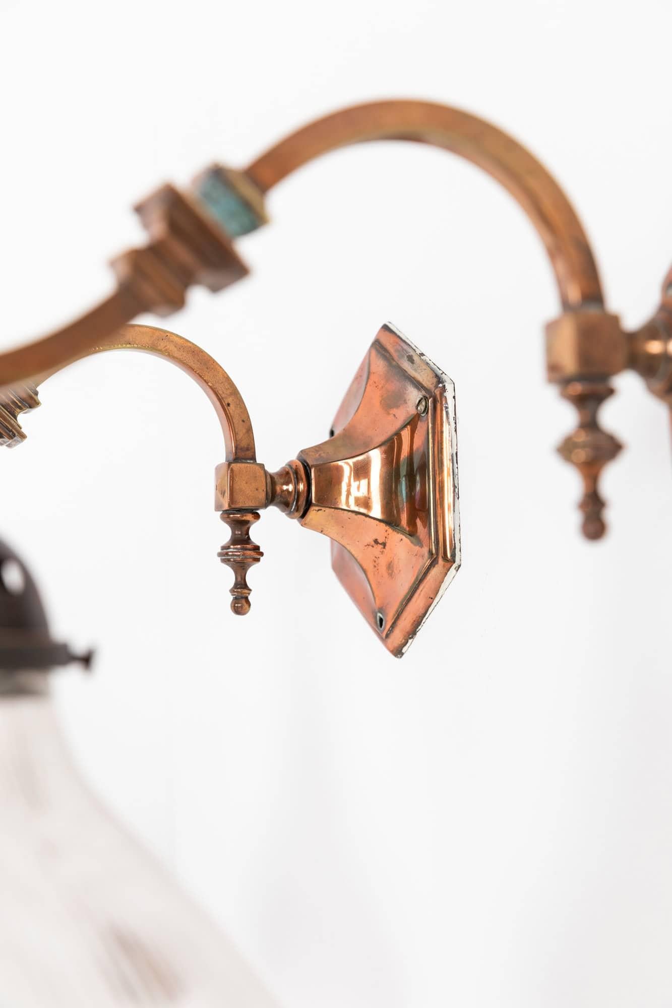 

Ein elegantes Paar Wandlampen aus Kupfer von GEC. Um 1920

Elegant geformte Art-Deco-Wandlampen. Original verkupferte Messingausführung mit wunderschöner Patina, komplett mit prismatischen Glasschirmen. Der Preis gilt für ein Paar.

Umverdrahtet