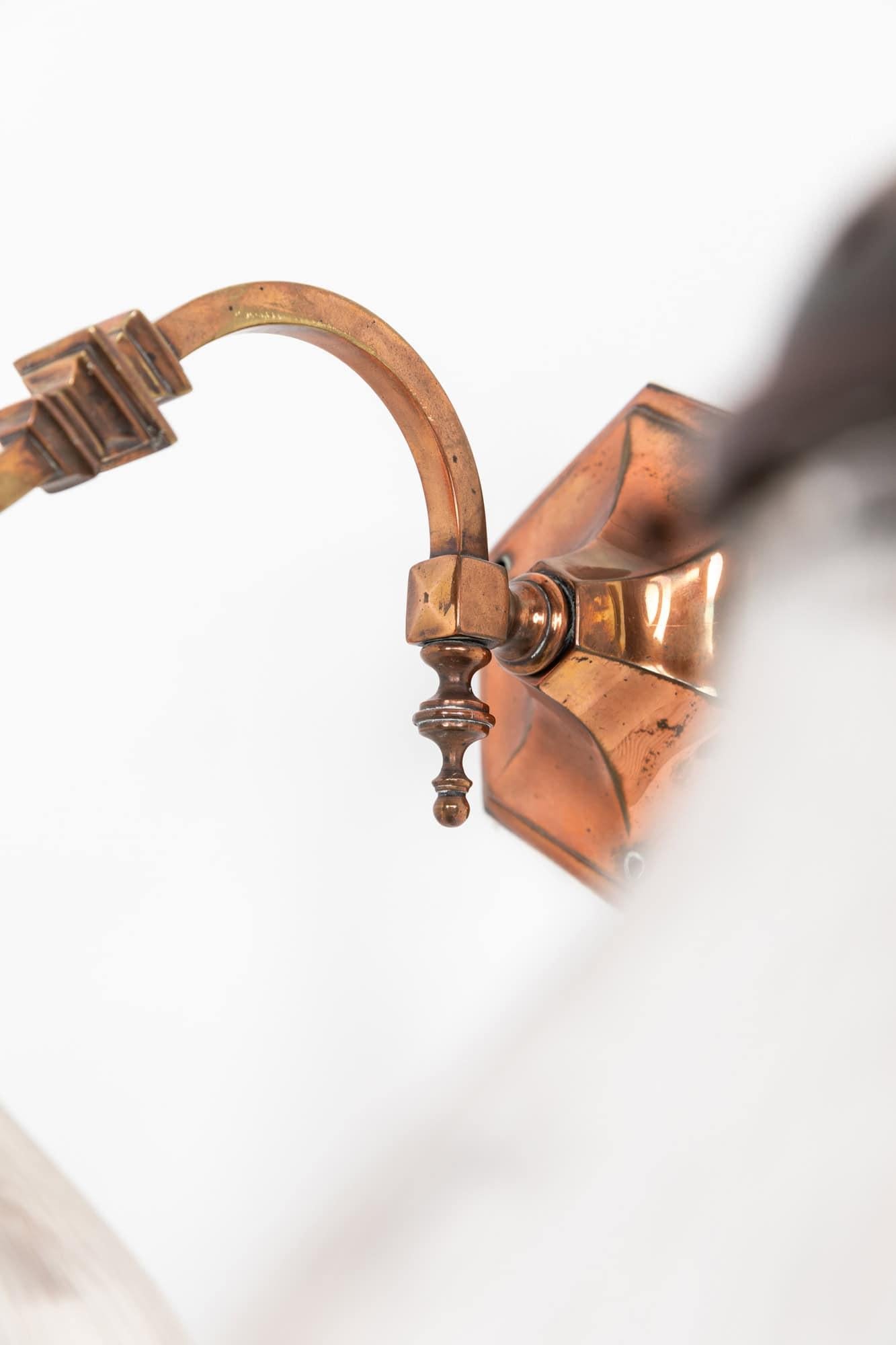 Antike Kupfer-Wandleuchte GEC mit Prismaglasschirmen, GEC, um 1920 im Angebot 1