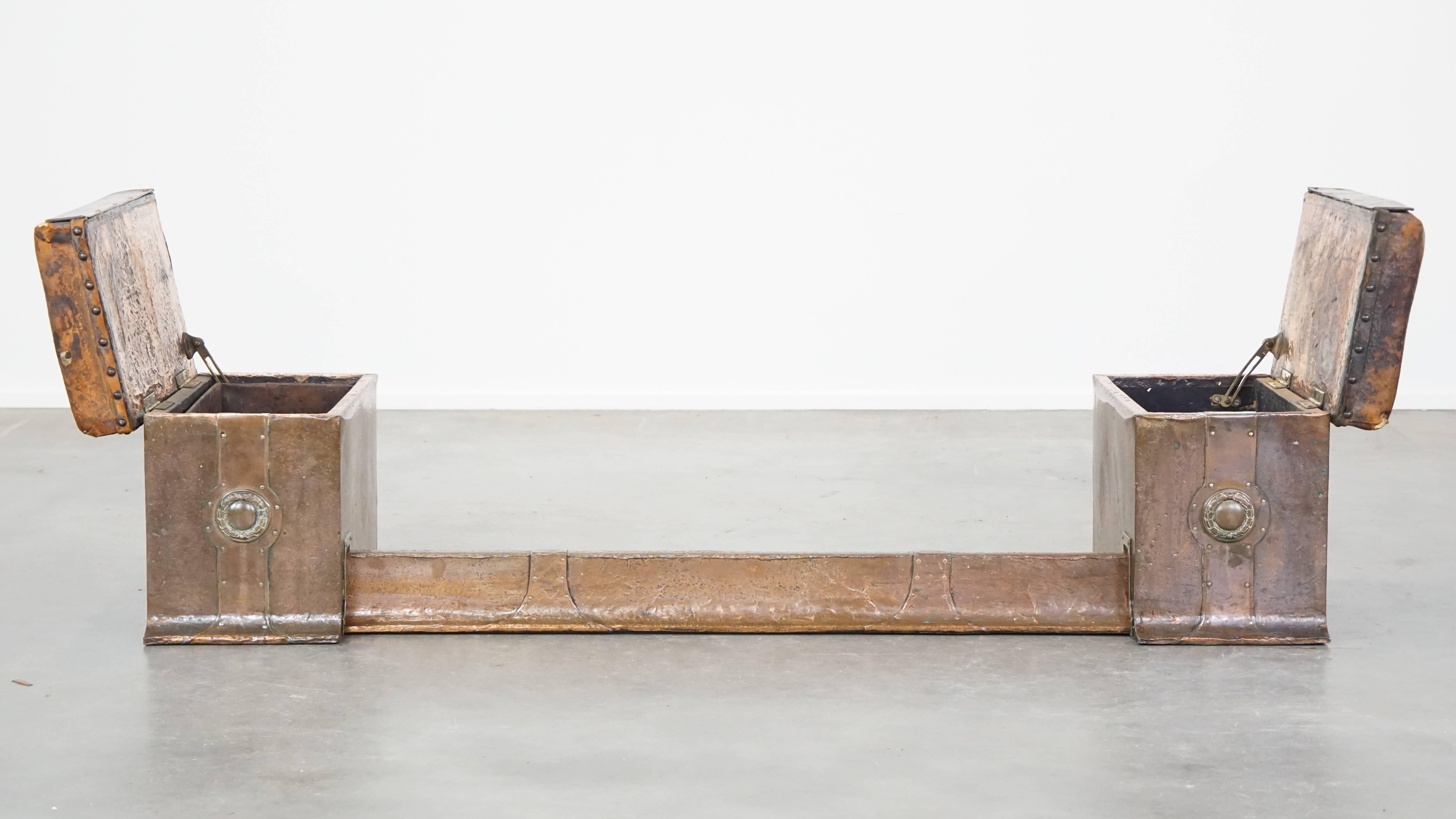 Can vous imaginez déjà vous asseoir près de la cheminée ou du poêle sur ce magnifique et unique banc d'âtre antique ? Comme il est réglable en largeur, vous pouvez évaluer ou déterminer s'il convient parfaitement à votre foyer. Les sièges d'origine