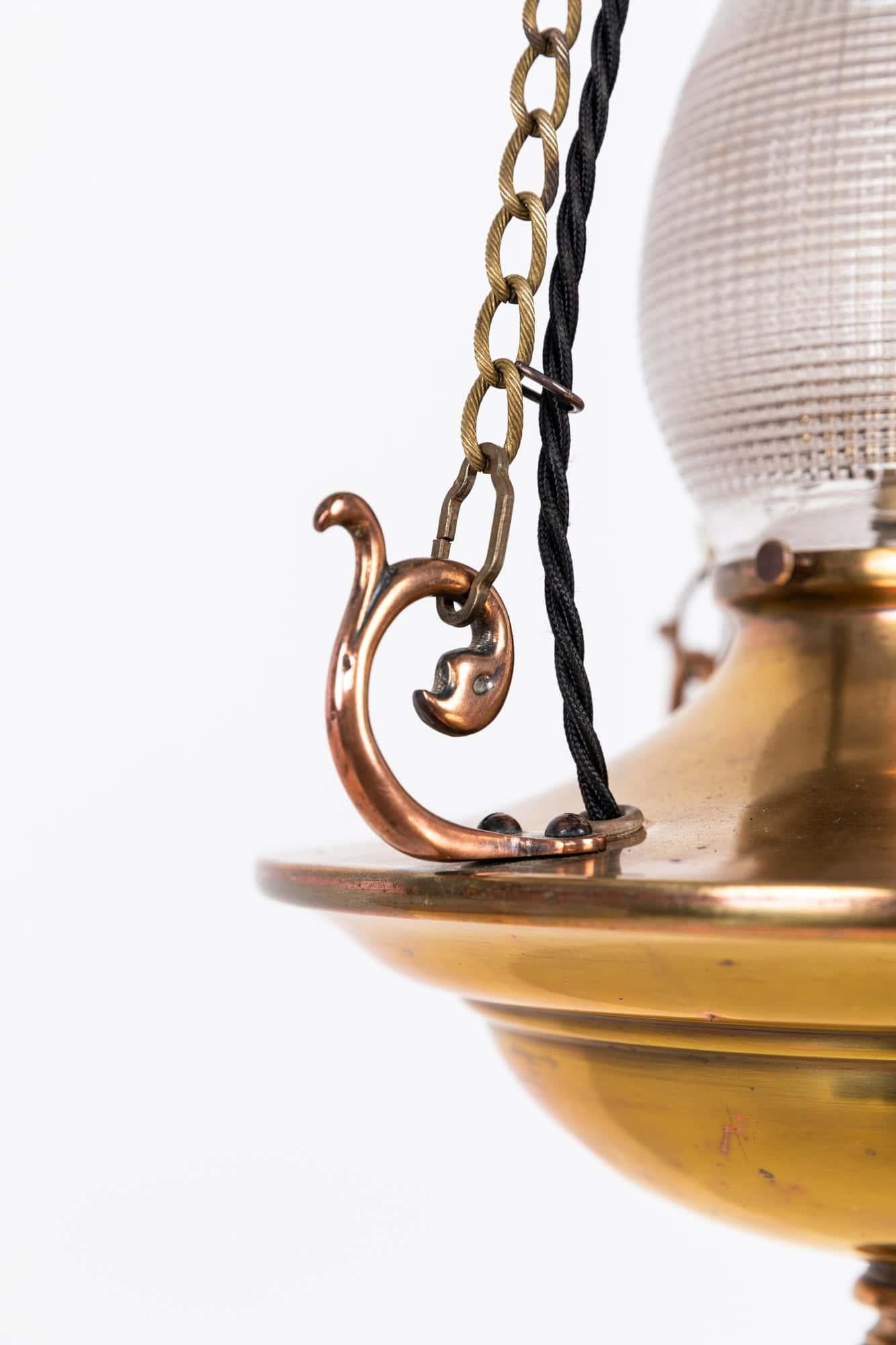 Anglais Lampe à suspension de Sanctuary en verre prismatique de Holophane, cuivre antique. C.1920 en vente