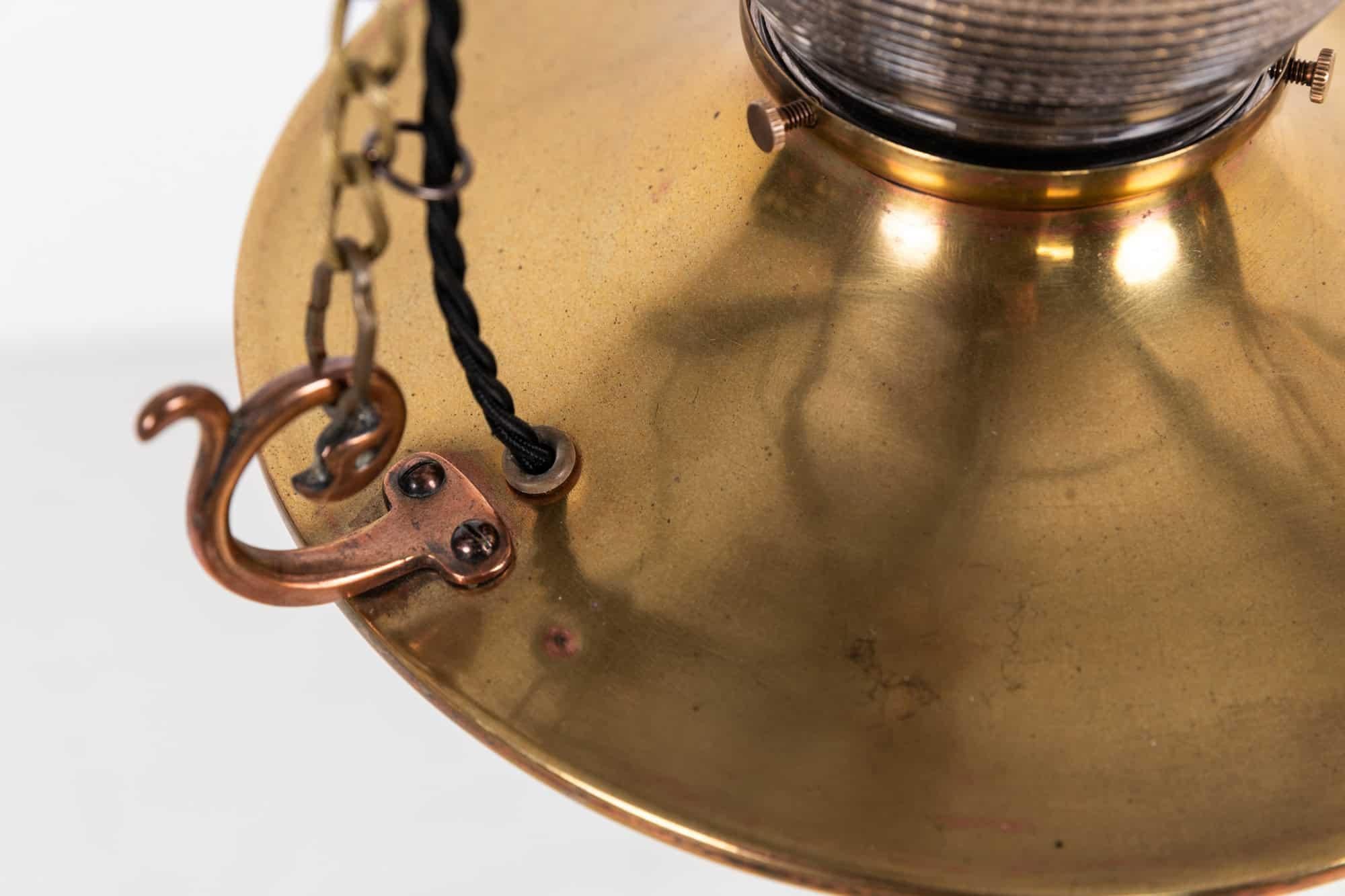 20ième siècle Lampe à suspension de Sanctuary en verre prismatique de Holophane, cuivre antique. C.1920 en vente