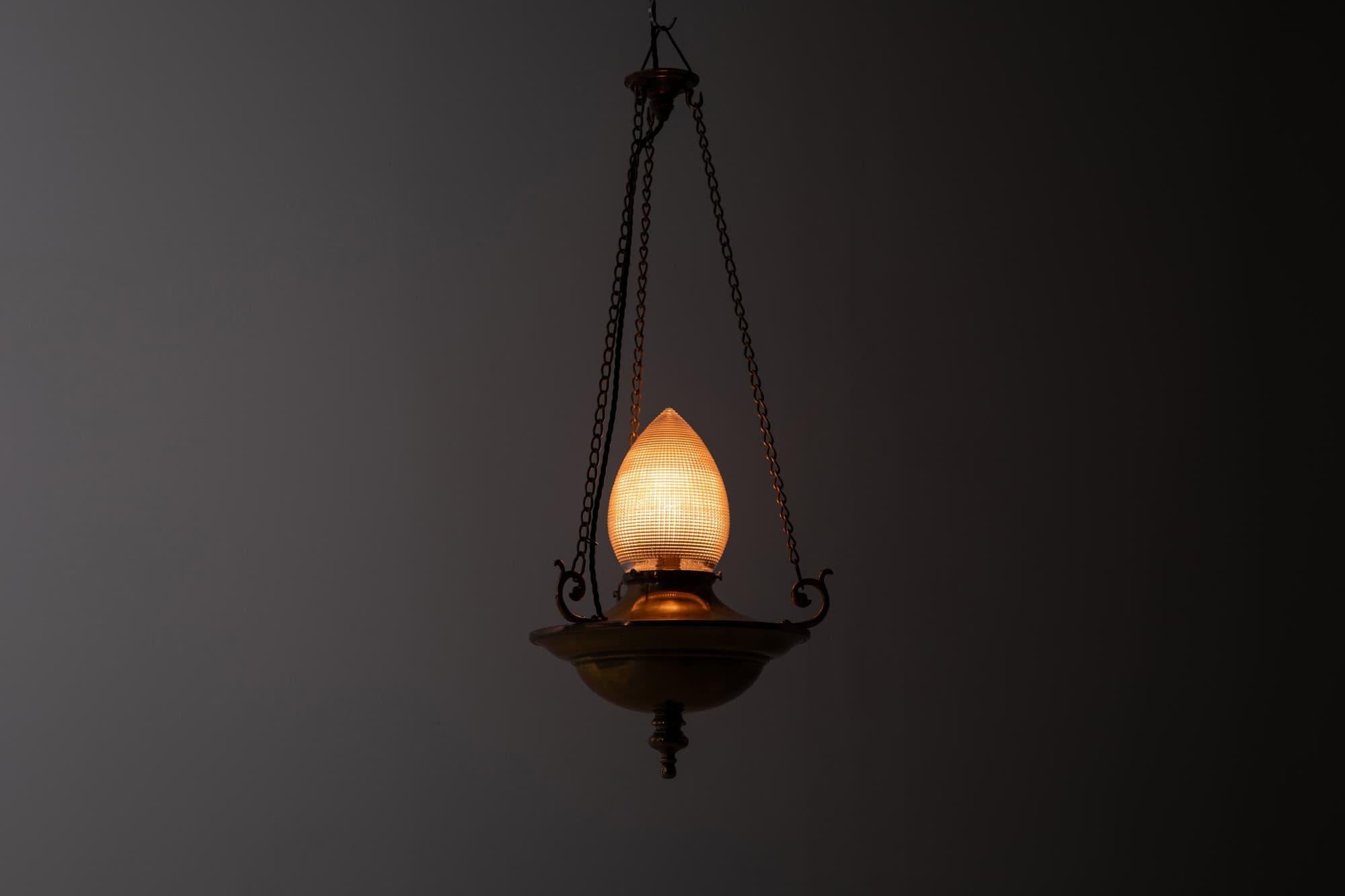Cuivre Lampe à suspension de Sanctuary en verre prismatique de Holophane, cuivre antique. C.1920 en vente