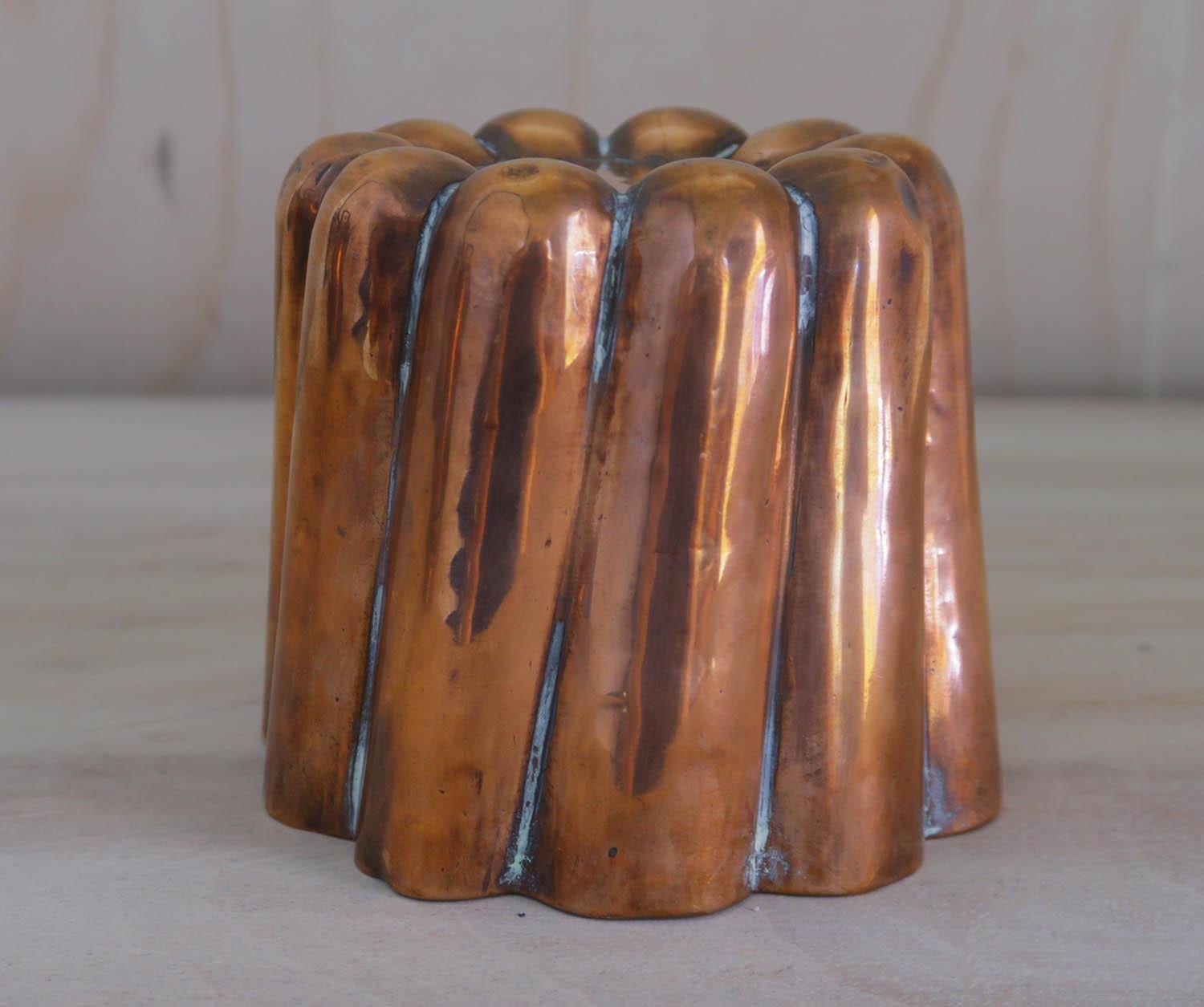 Precioso molde pequeño de cobre para gelatina

Pátina original

Forma inusual

Número marcado 