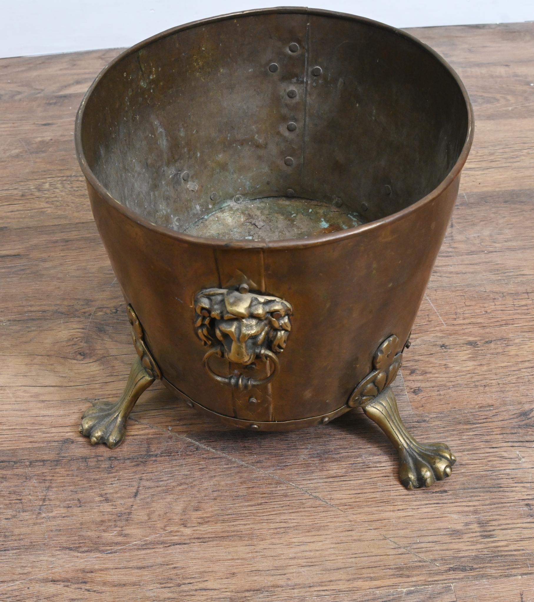 Papelera para troncos de cobre y latón con asas de máscara de león y patas de garra de latón
Gran aspecto el de esta antigüedad inglesa que puede utilizarse como macetero
Se enviará a cualquier parte del mundo, ponte en contacto para obtener un