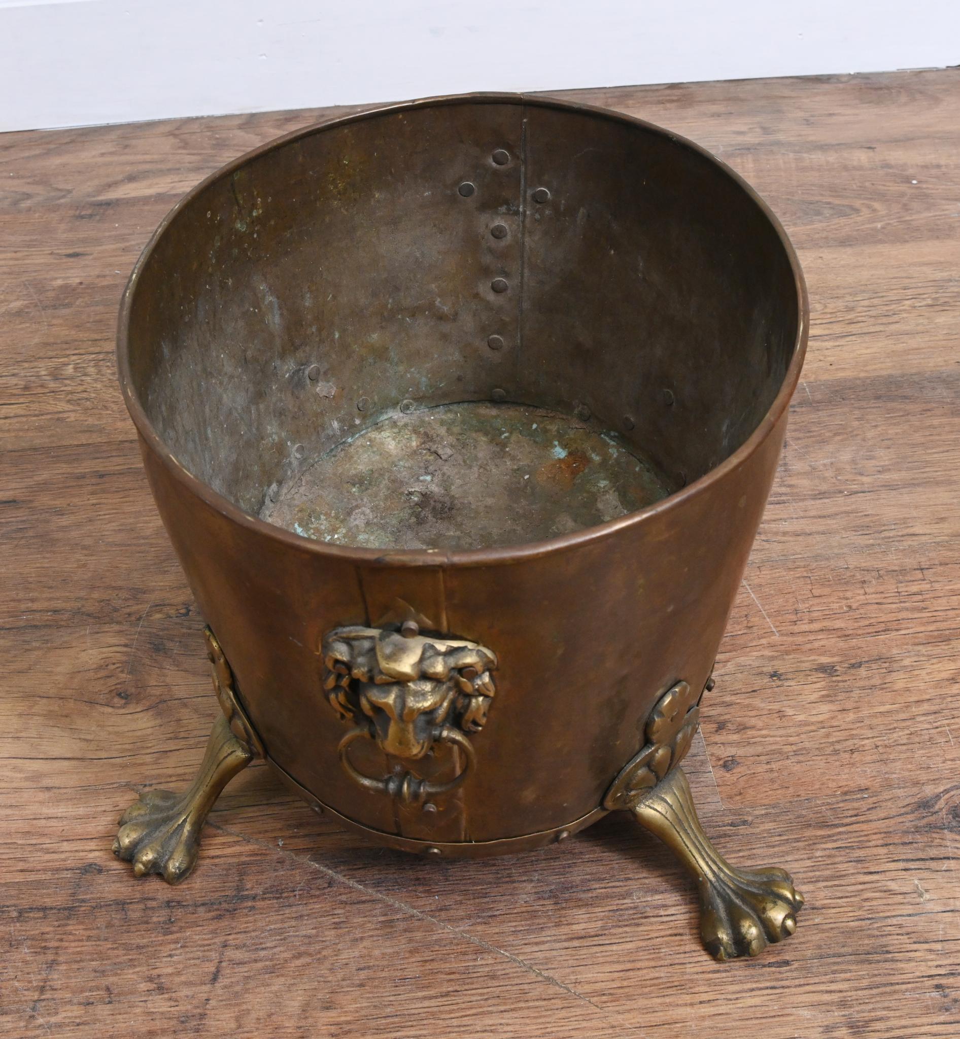Recipiente de cobre antiguo para troncos Jardinera de latón finales del siglo XX en venta
