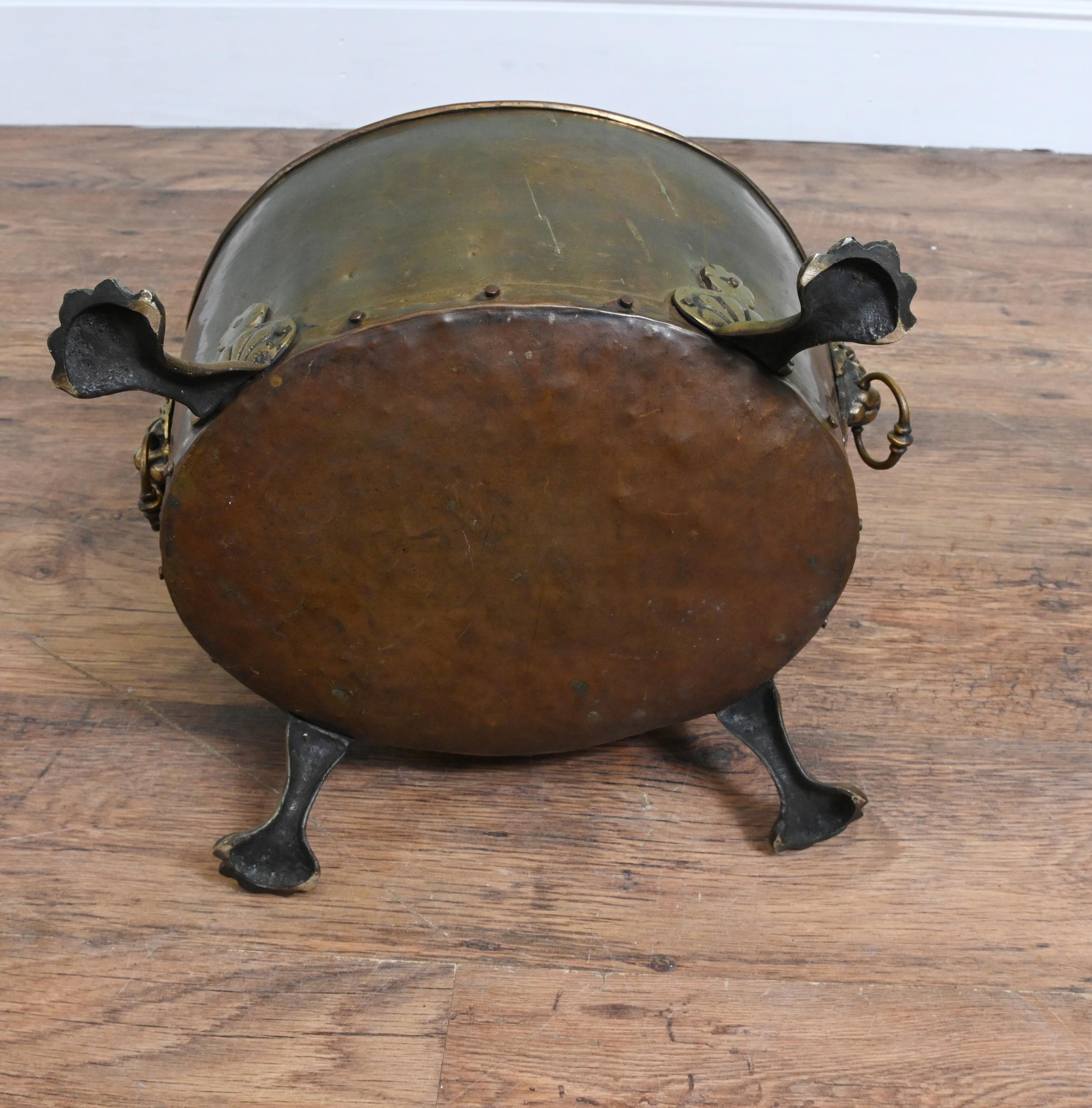 Recipiente de cobre antiguo para troncos Jardinera de latón Latón en venta