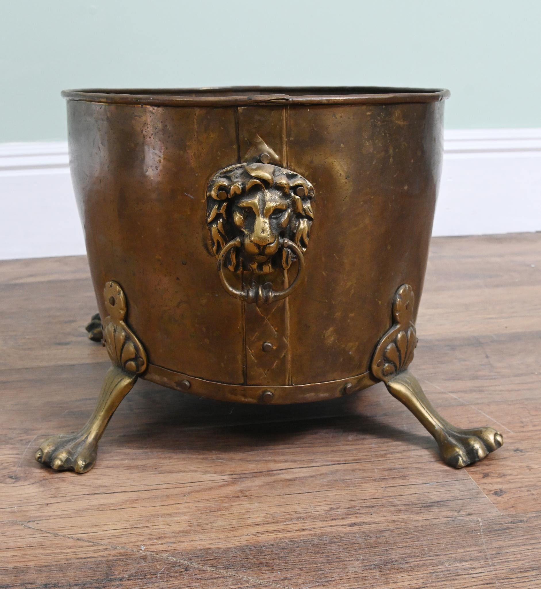 Recipiente de cobre antiguo para troncos Jardinera de latón en venta 1