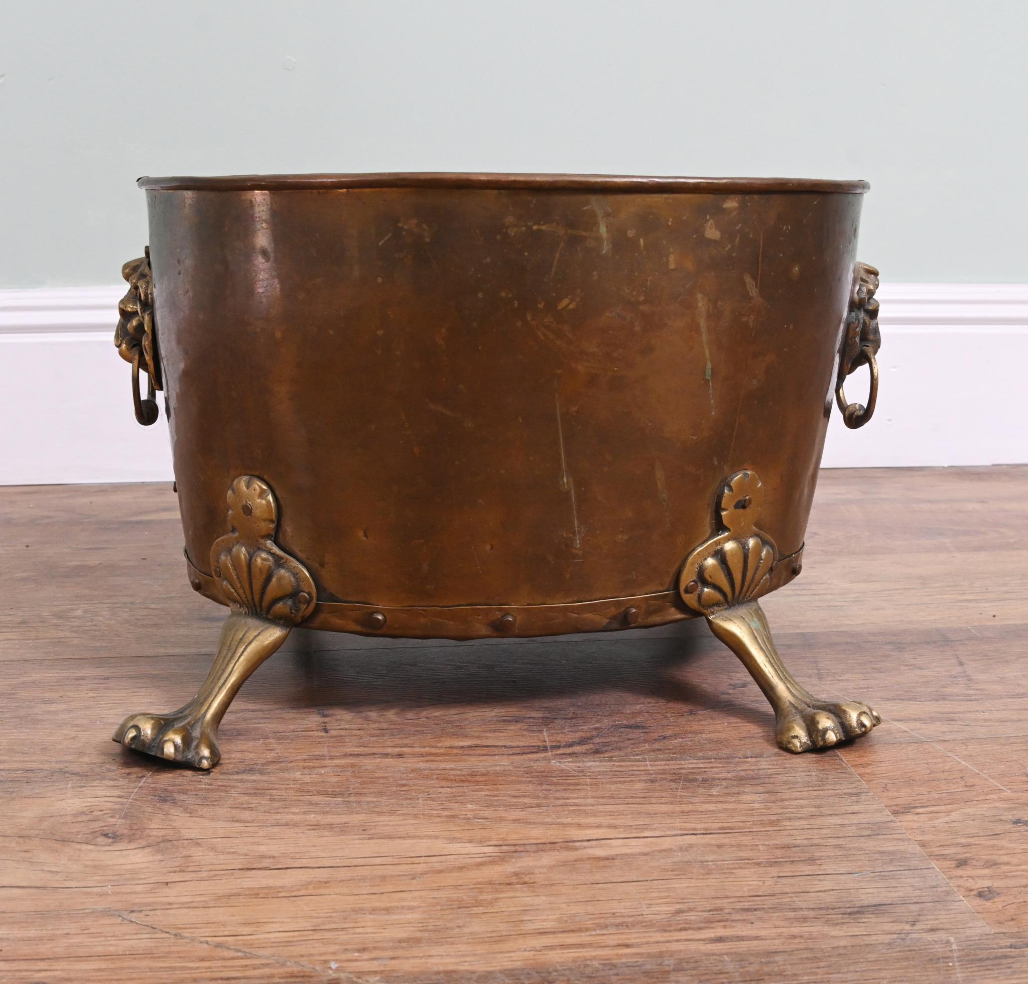 Recipiente de cobre antiguo para troncos Jardinera de latón en venta 2