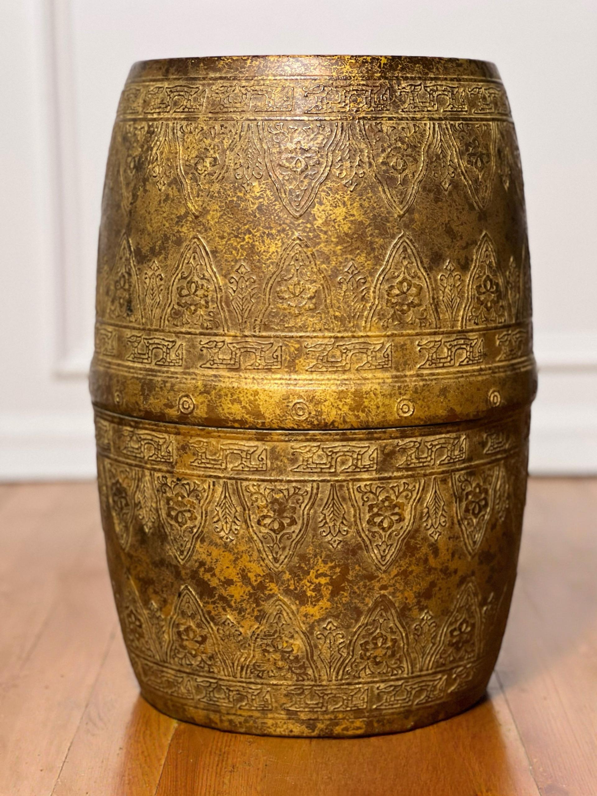 Buriné Table ou tabouret de jardin marocain en cuivre antique en vente