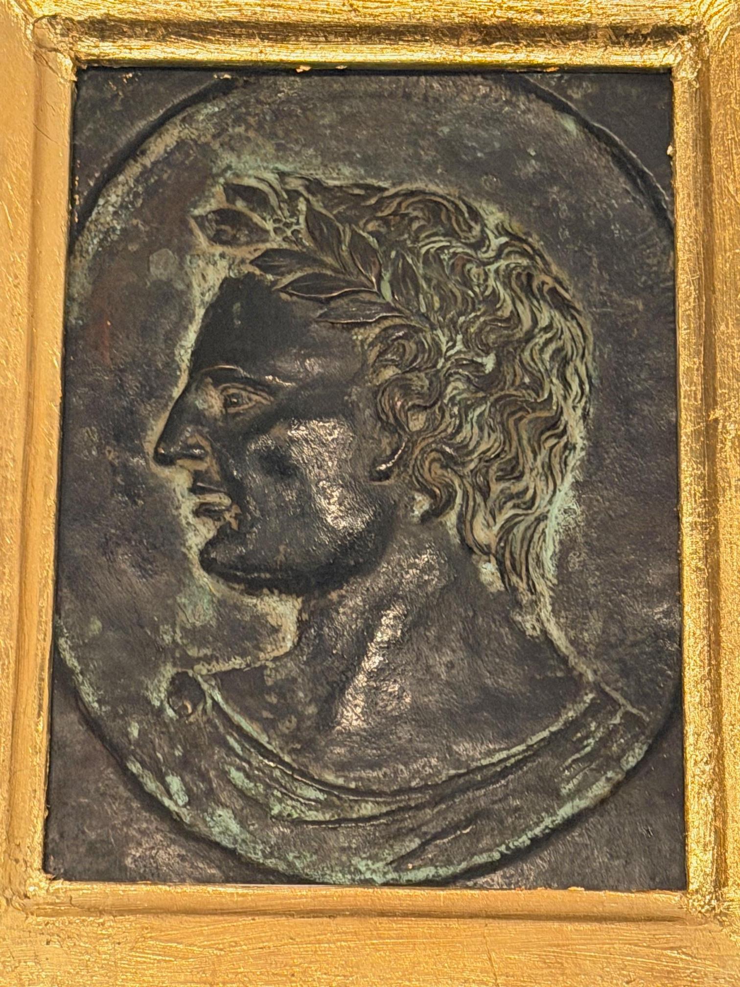 Hübsches antikes Kunstwerk mit einem Kupferrelief eines römischen Knaben, eingerahmt von einer hübschen Goldholzleiste.