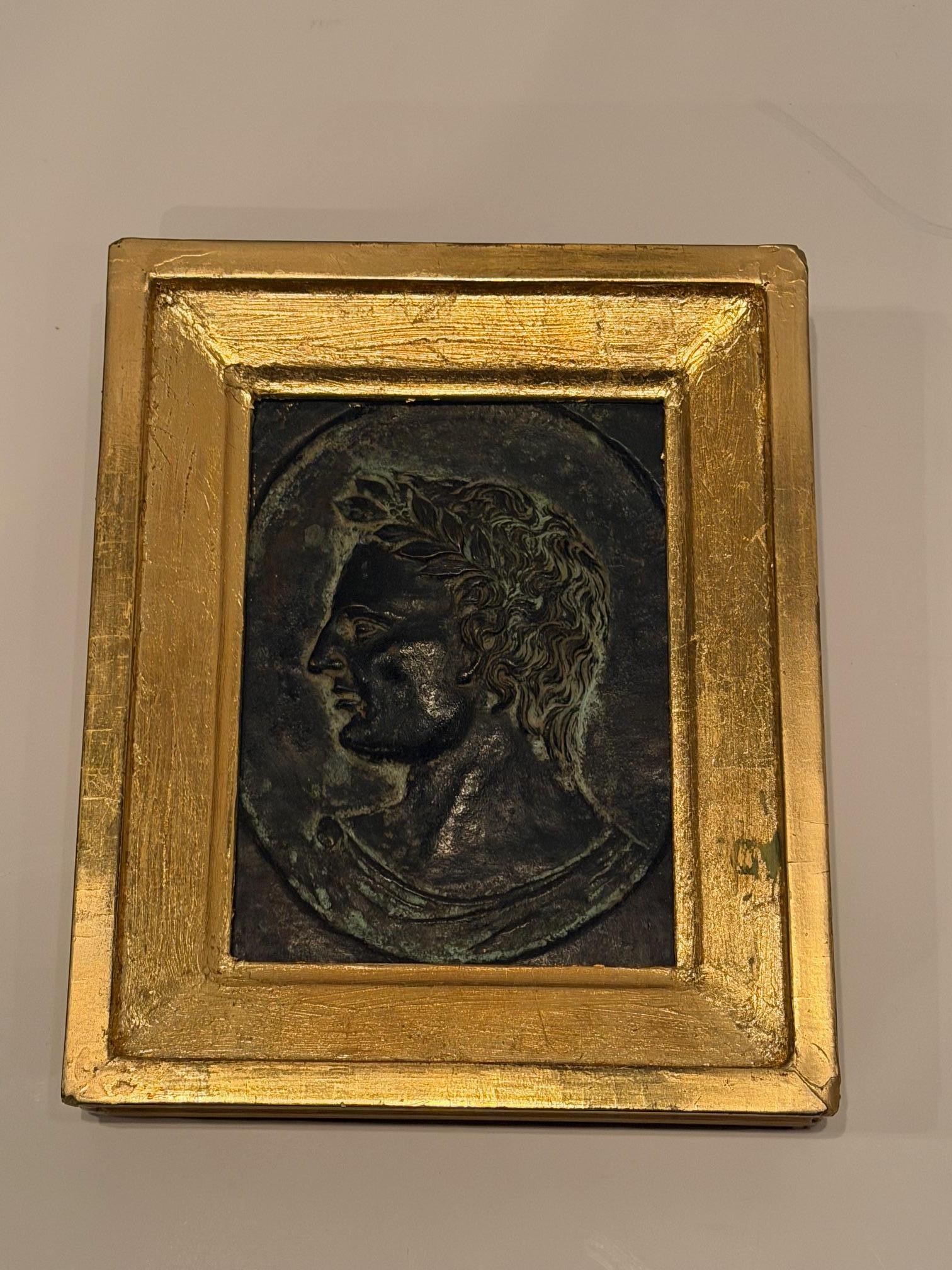 Antike Kupferplakette eines römischen Jungen in einem Rahmen aus Giltwood (Italienisch) im Angebot