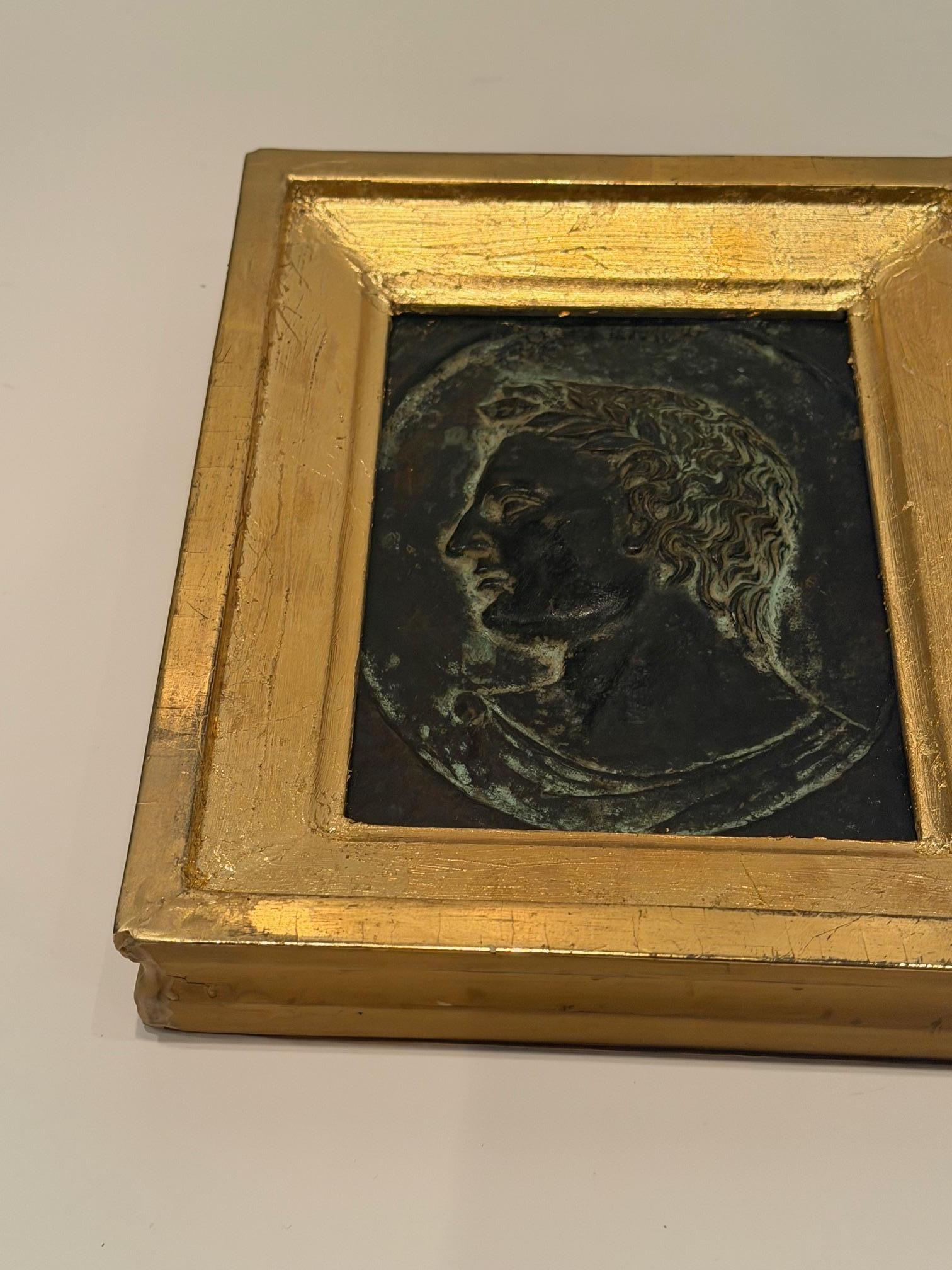 Antike Kupferplakette eines römischen Jungen in einem Rahmen aus Giltwood im Zustand „Gut“ im Angebot in Hopewell, NJ