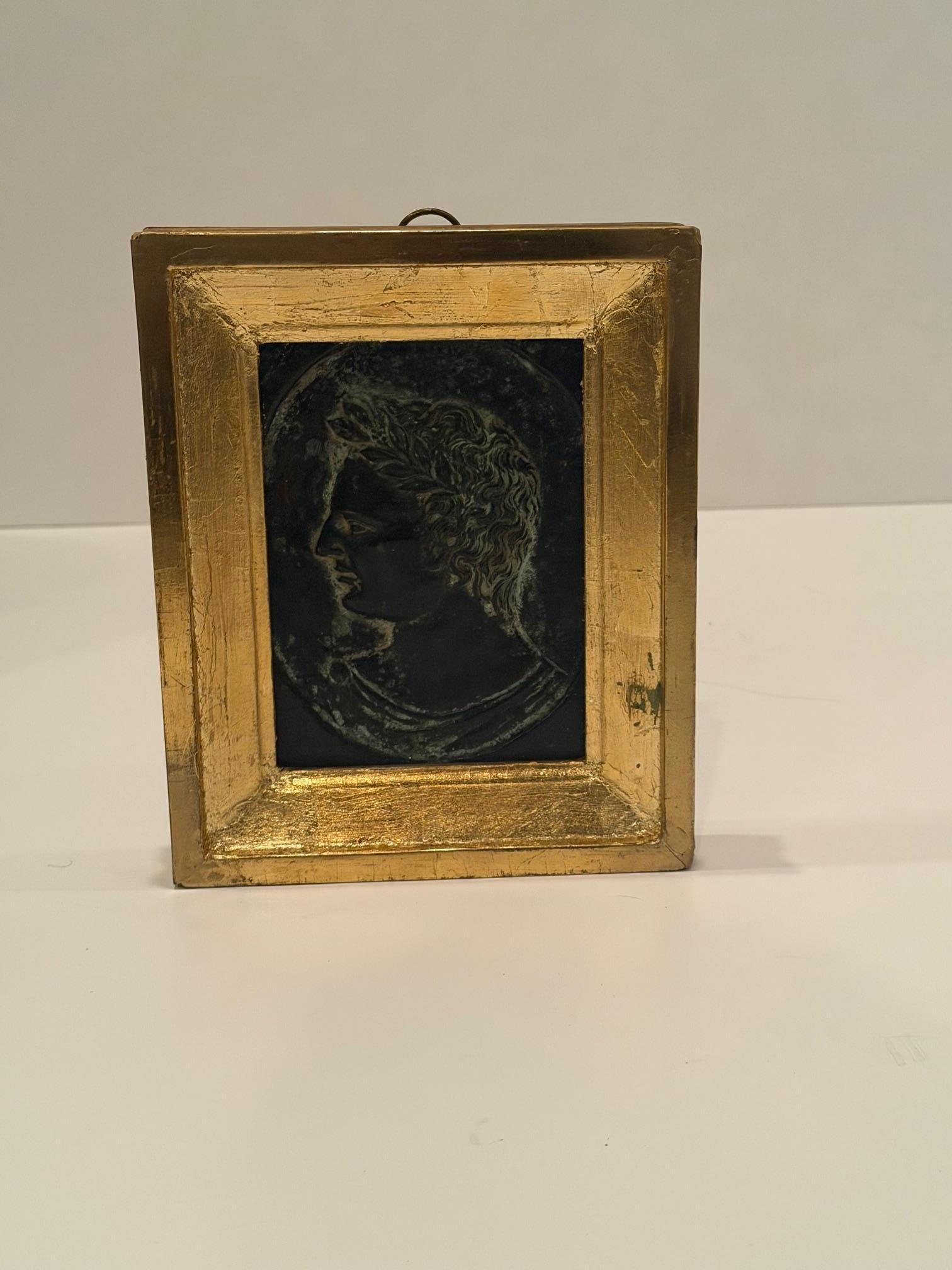 Antike Kupferplakette eines römischen Jungen in einem Rahmen aus Giltwood (Frühes 20. Jahrhundert) im Angebot