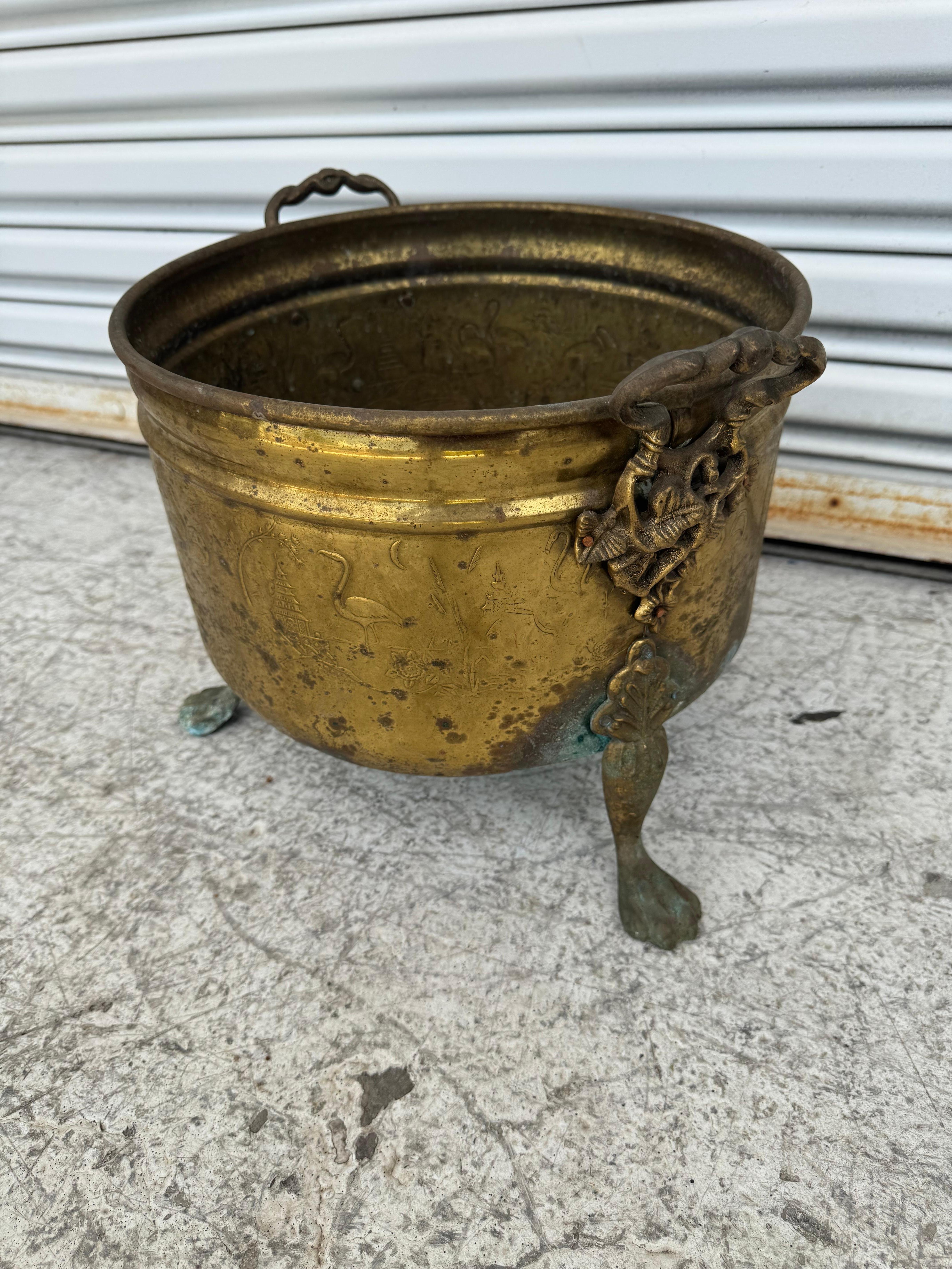 Raro vaso antico in rame con gambe e manici in ottone - fioriera asiatica con piede in rilievo, pagoda e disegno floreale
Aggiungi un fascino senza tempo al tuo arredamento con questa grande pentola in rame antico dotata di piedini in ottone e